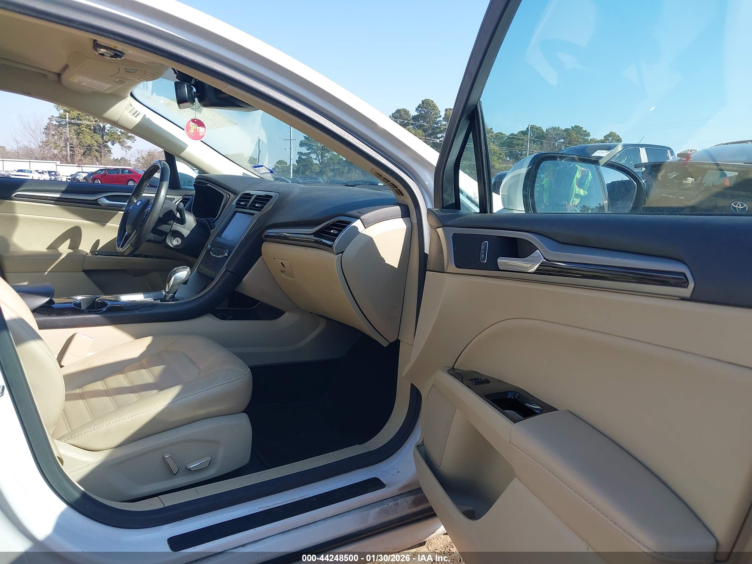FORD FUSION image 5