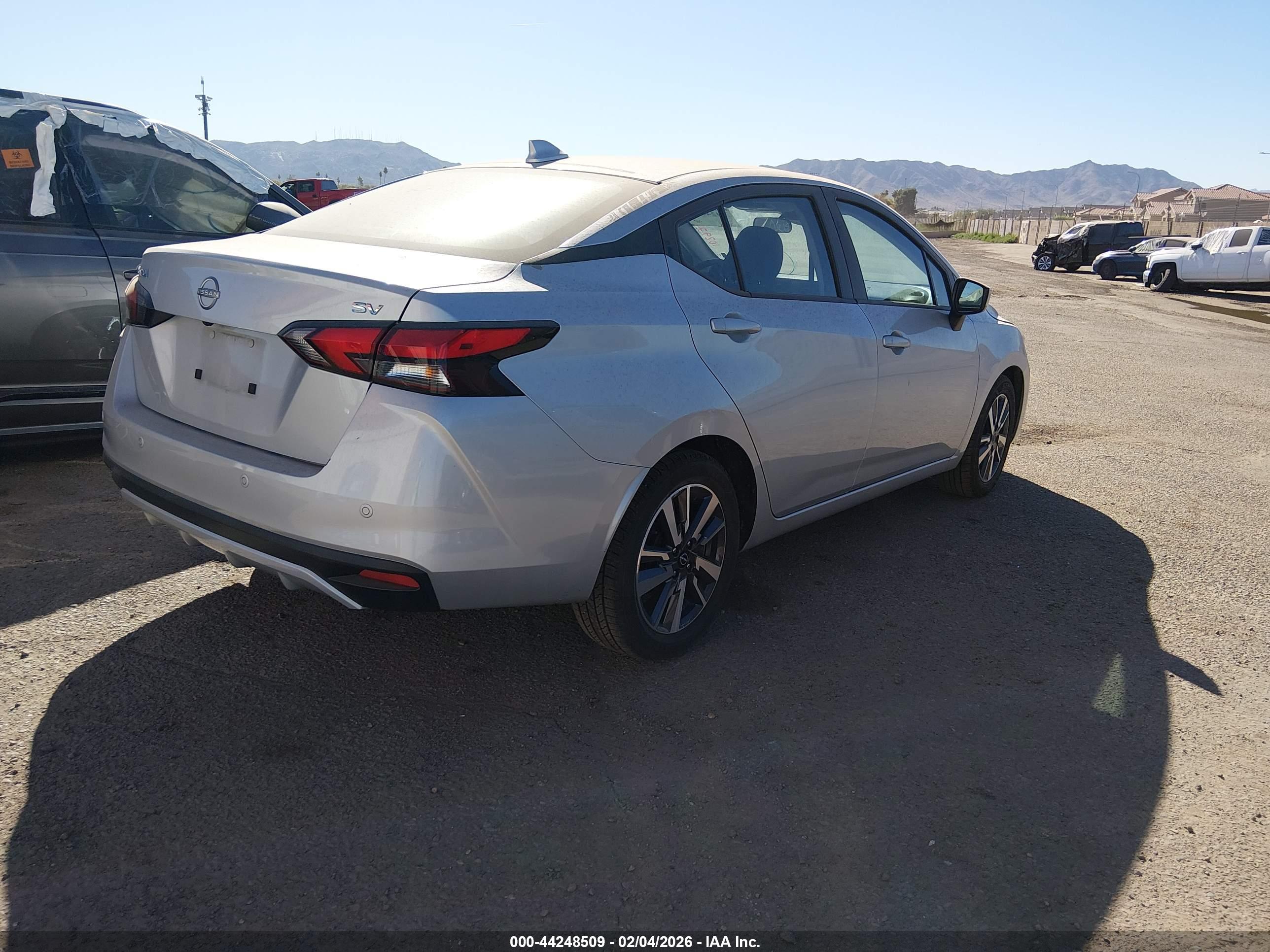 NISSAN VERSA image 4