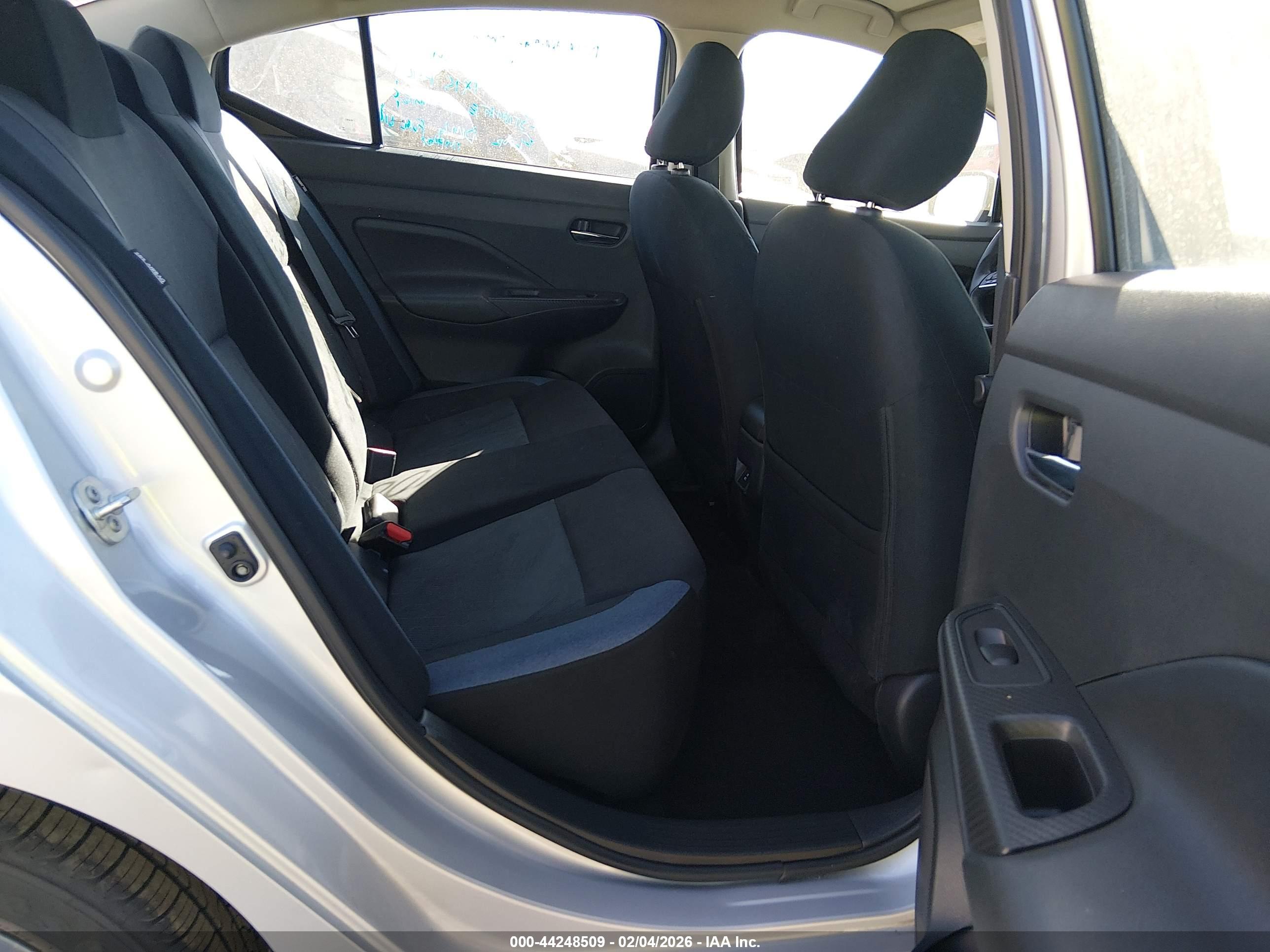 NISSAN VERSA image 8