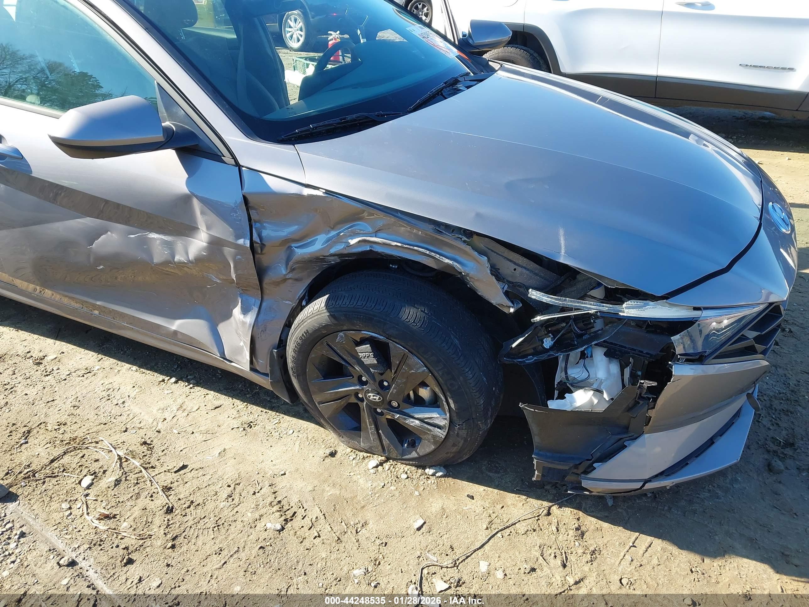 HYUNDAI ELANTRA image 6