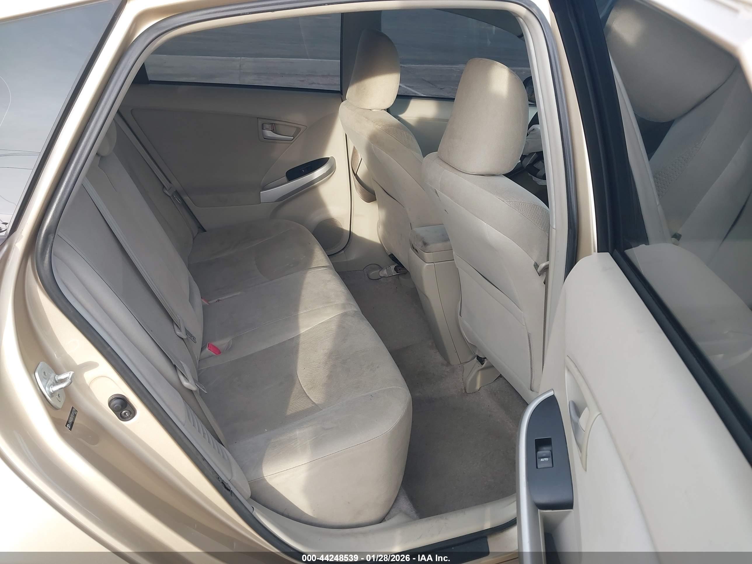 TOYOTA PRIUS image 8