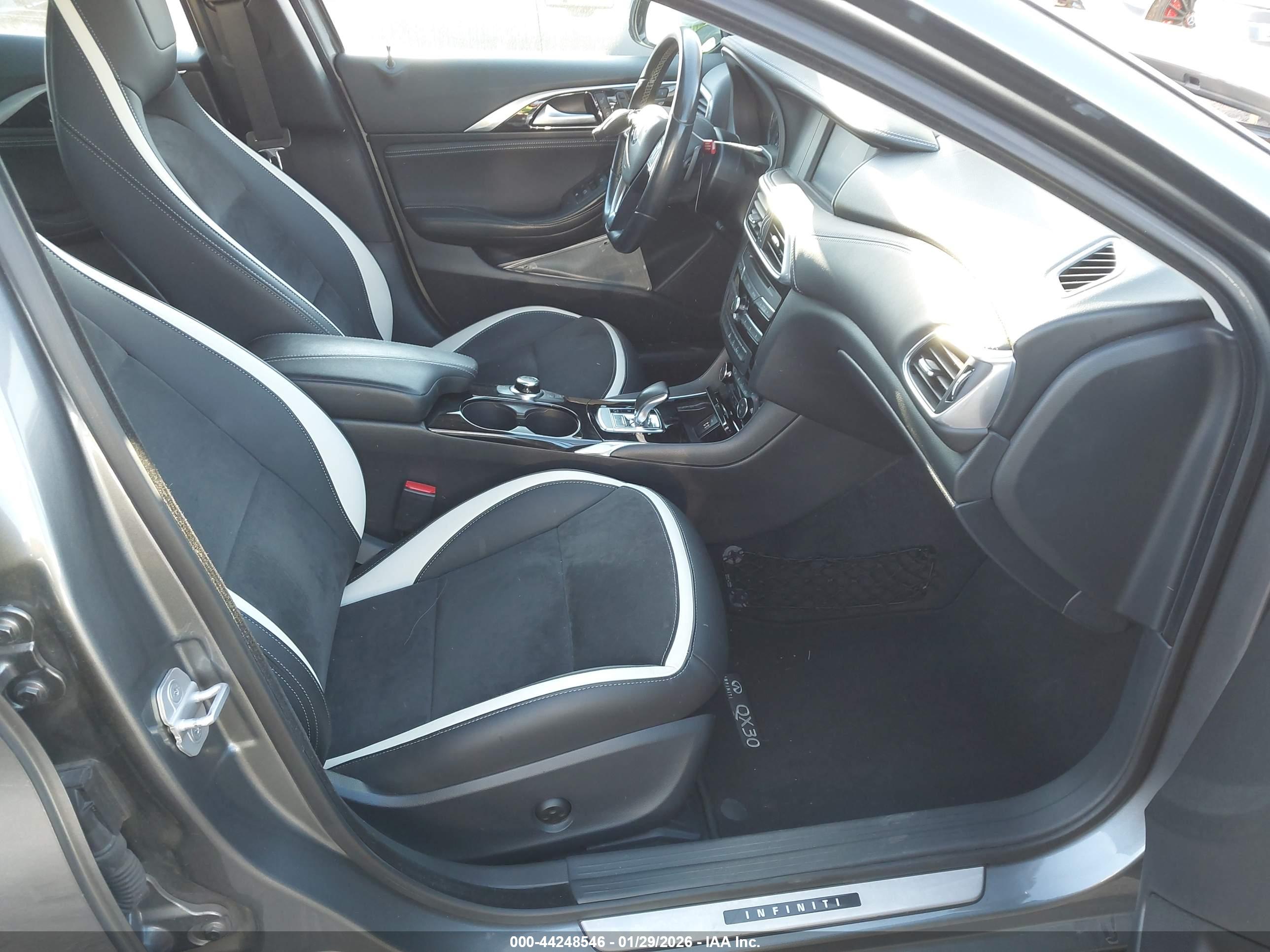 INFINITI QX30 image 5