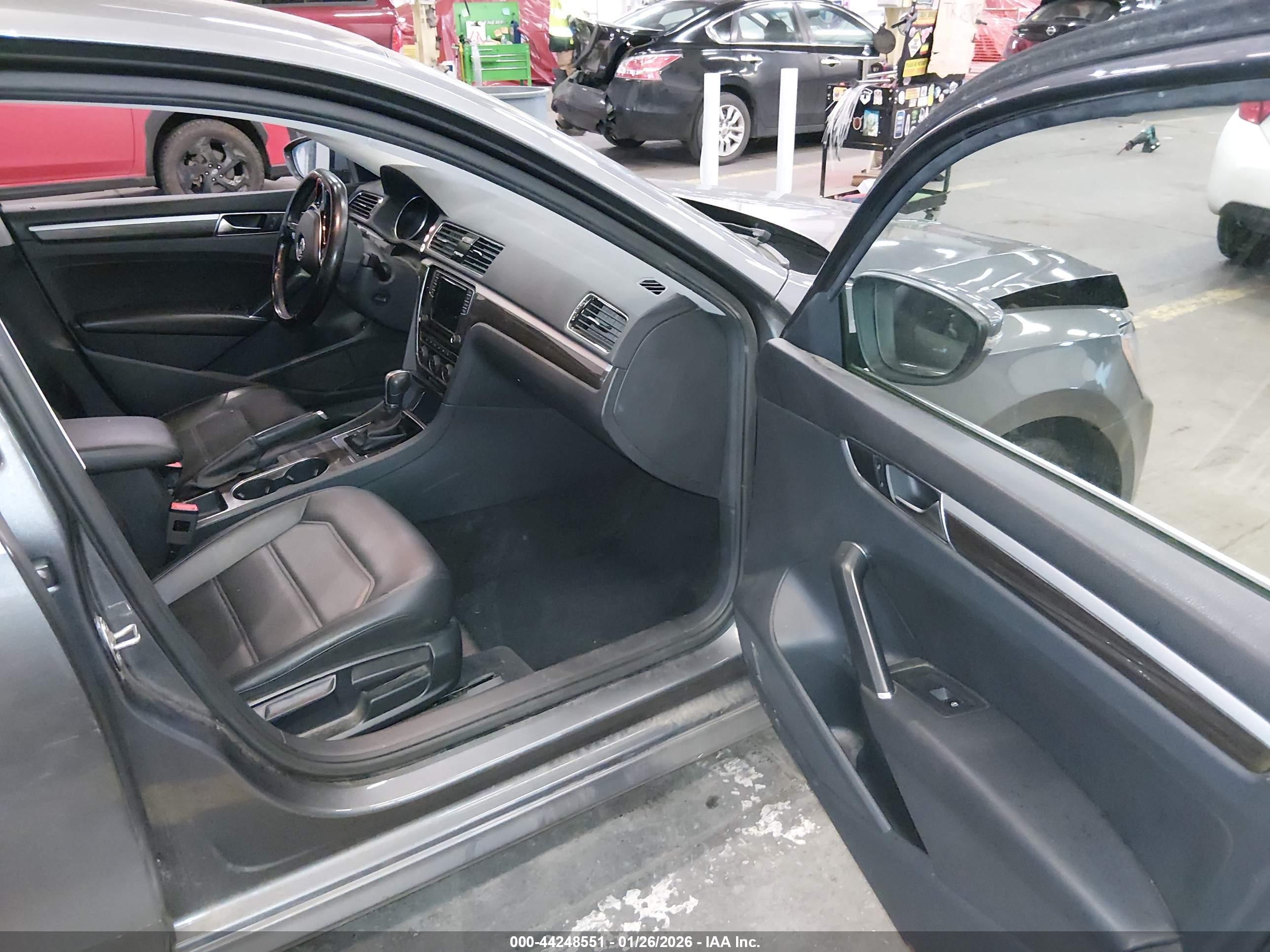 VOLKSWAGEN PASSAT image 5