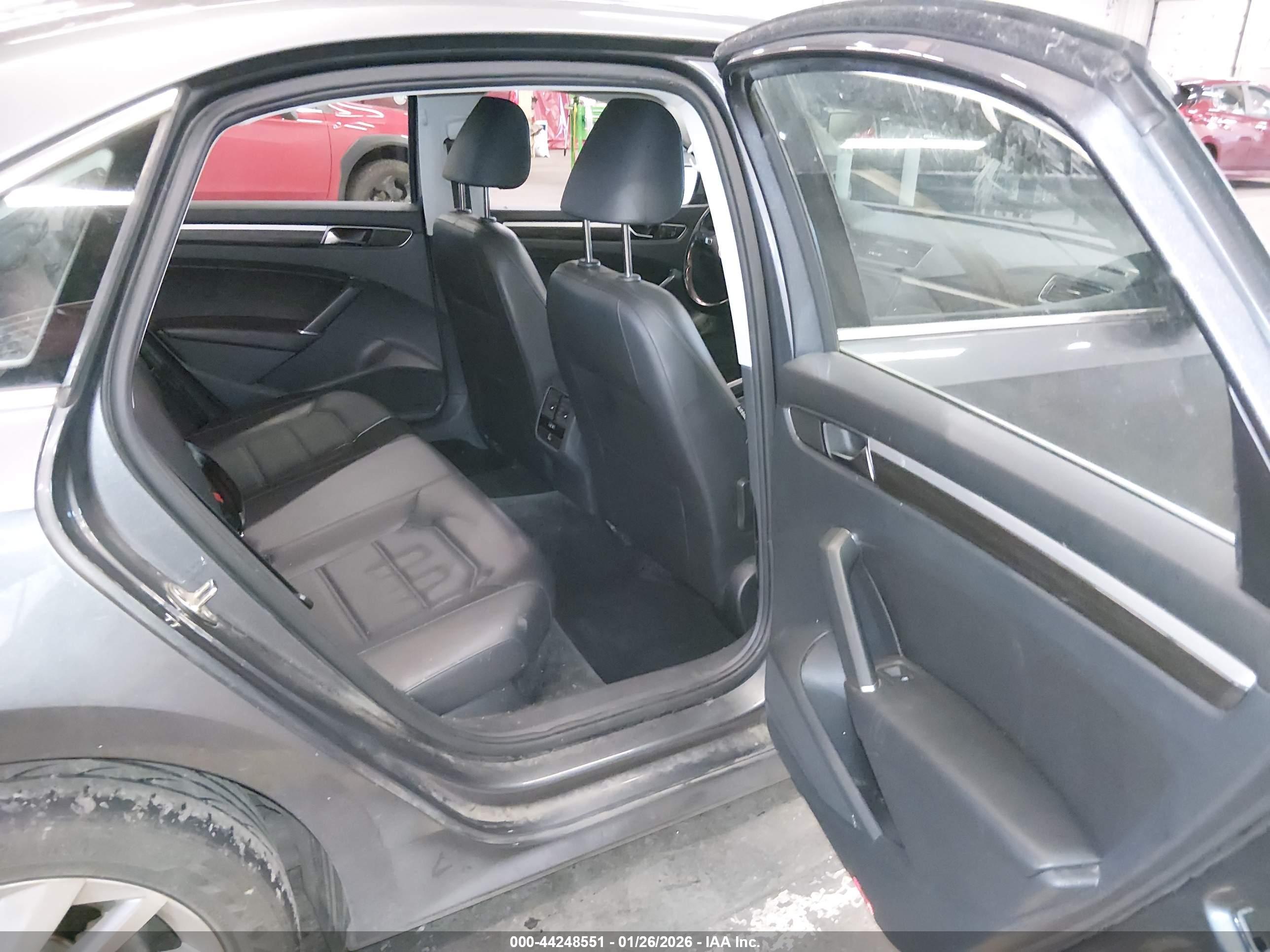 VOLKSWAGEN PASSAT image 8