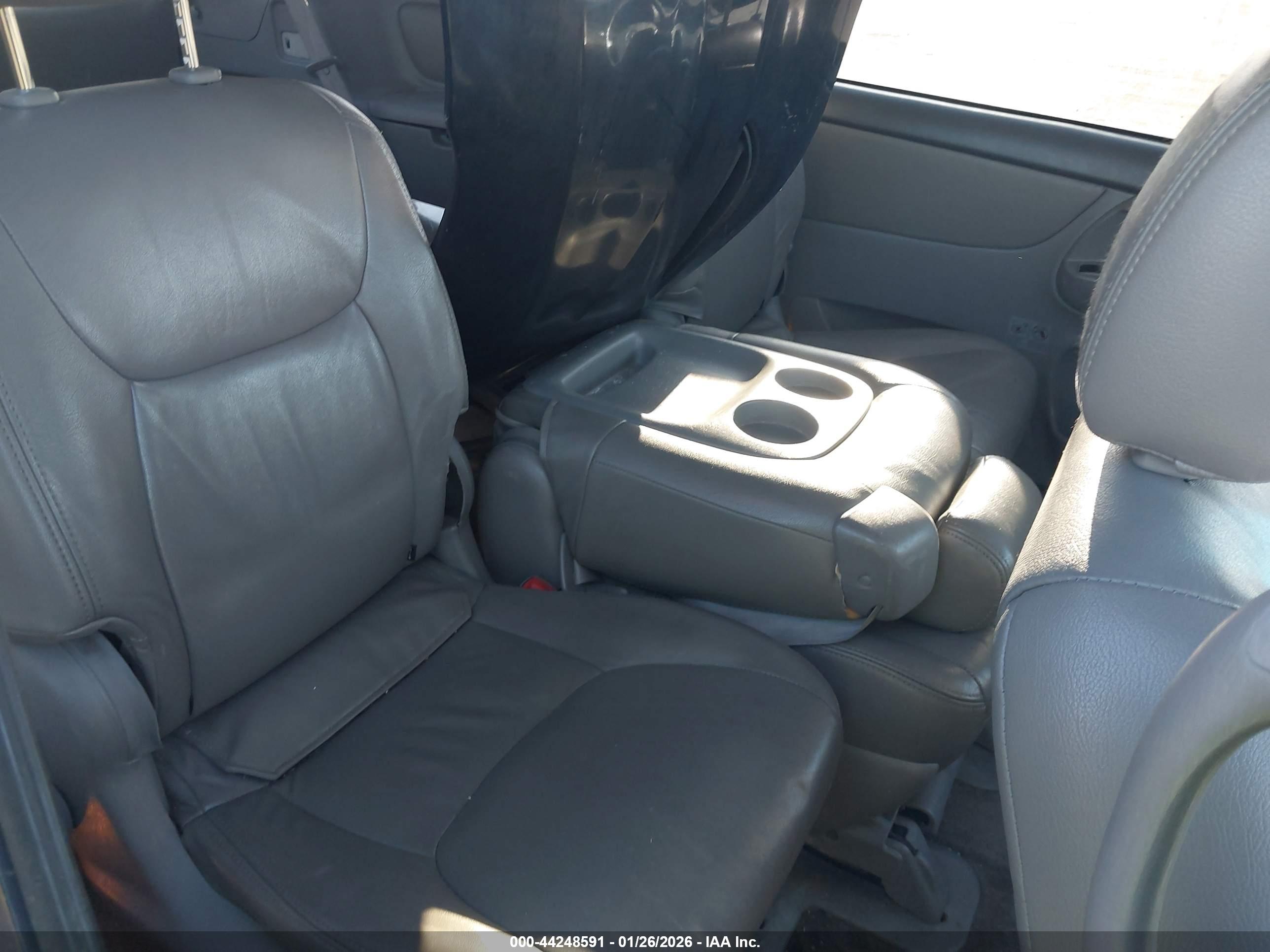 TOYOTA SIENNA image 8
