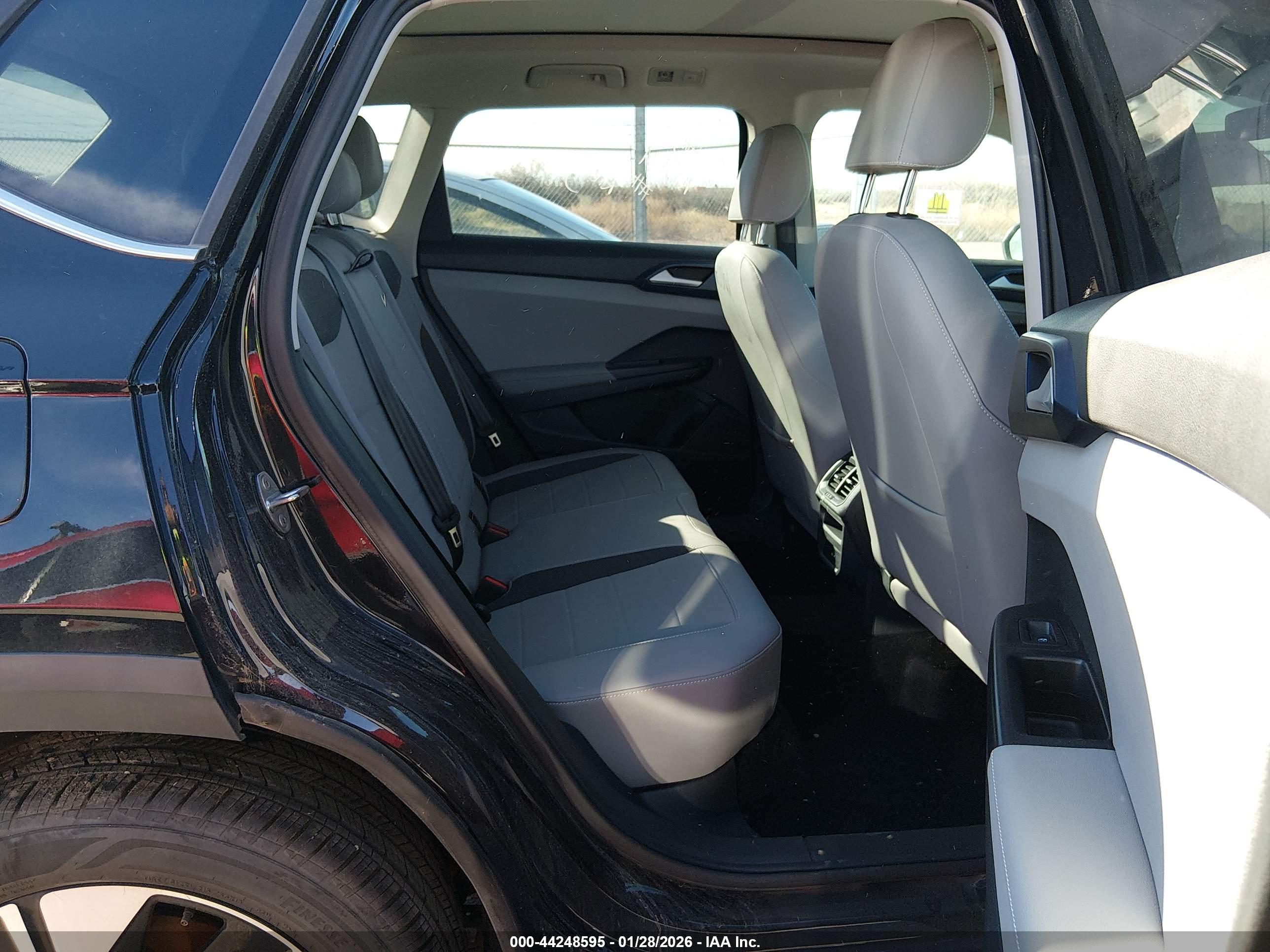 VOLKSWAGEN TAOS image 8