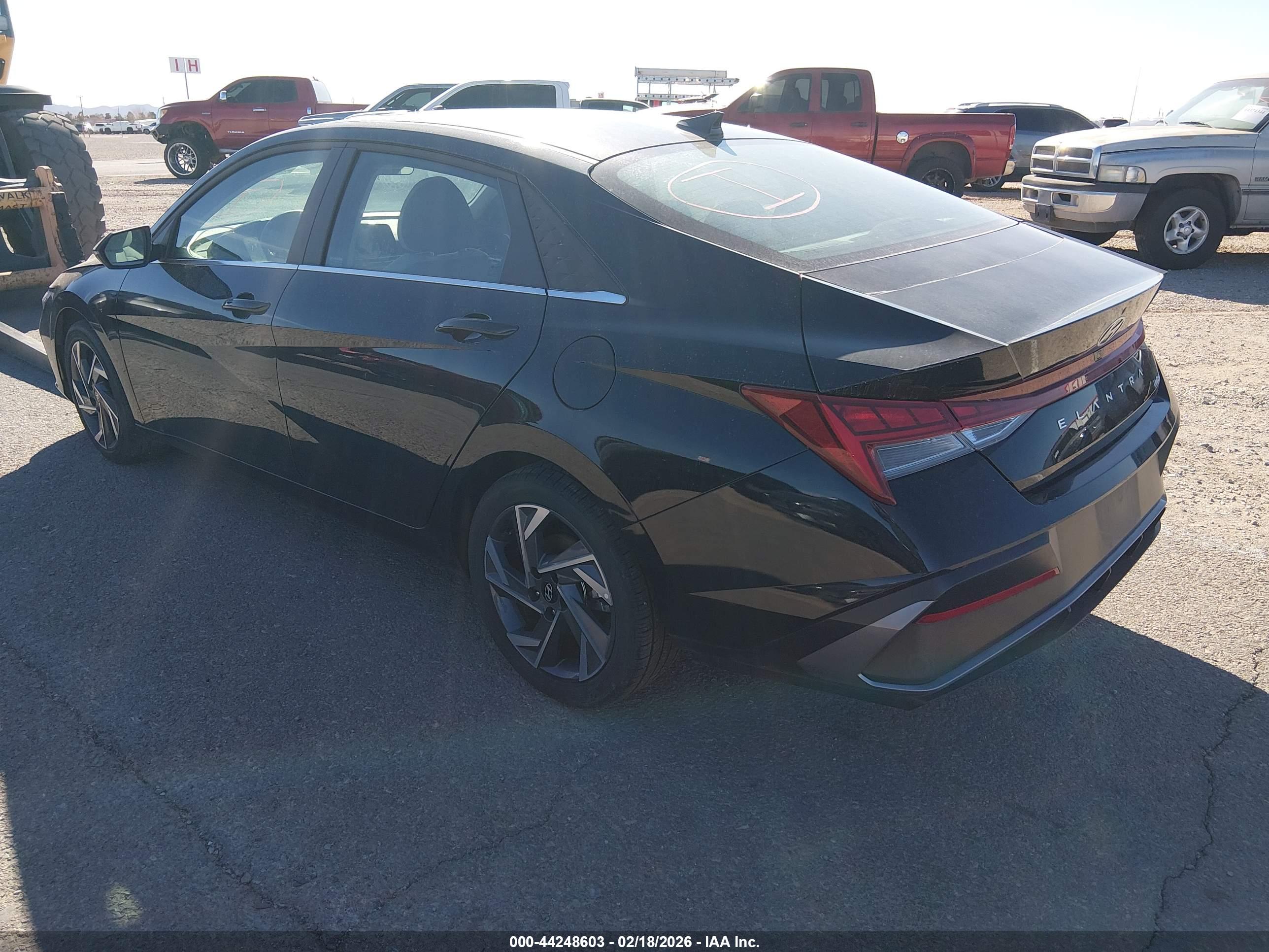 HYUNDAI ELANTRA image 3