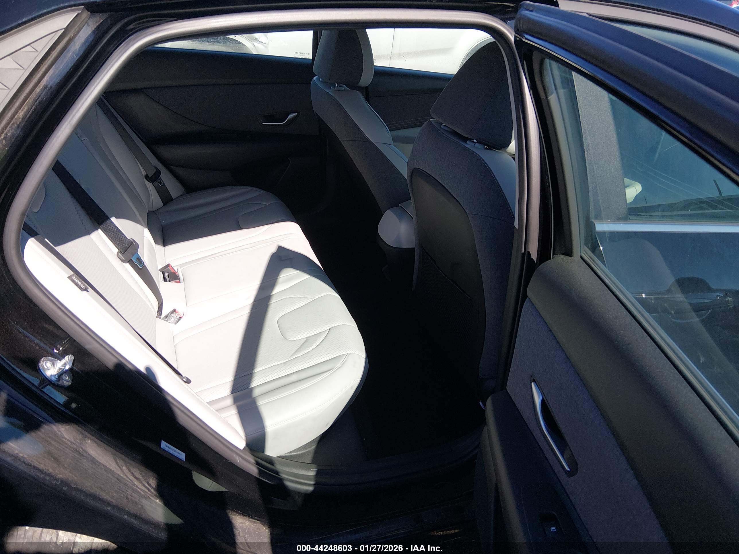 HYUNDAI ELANTRA image 8