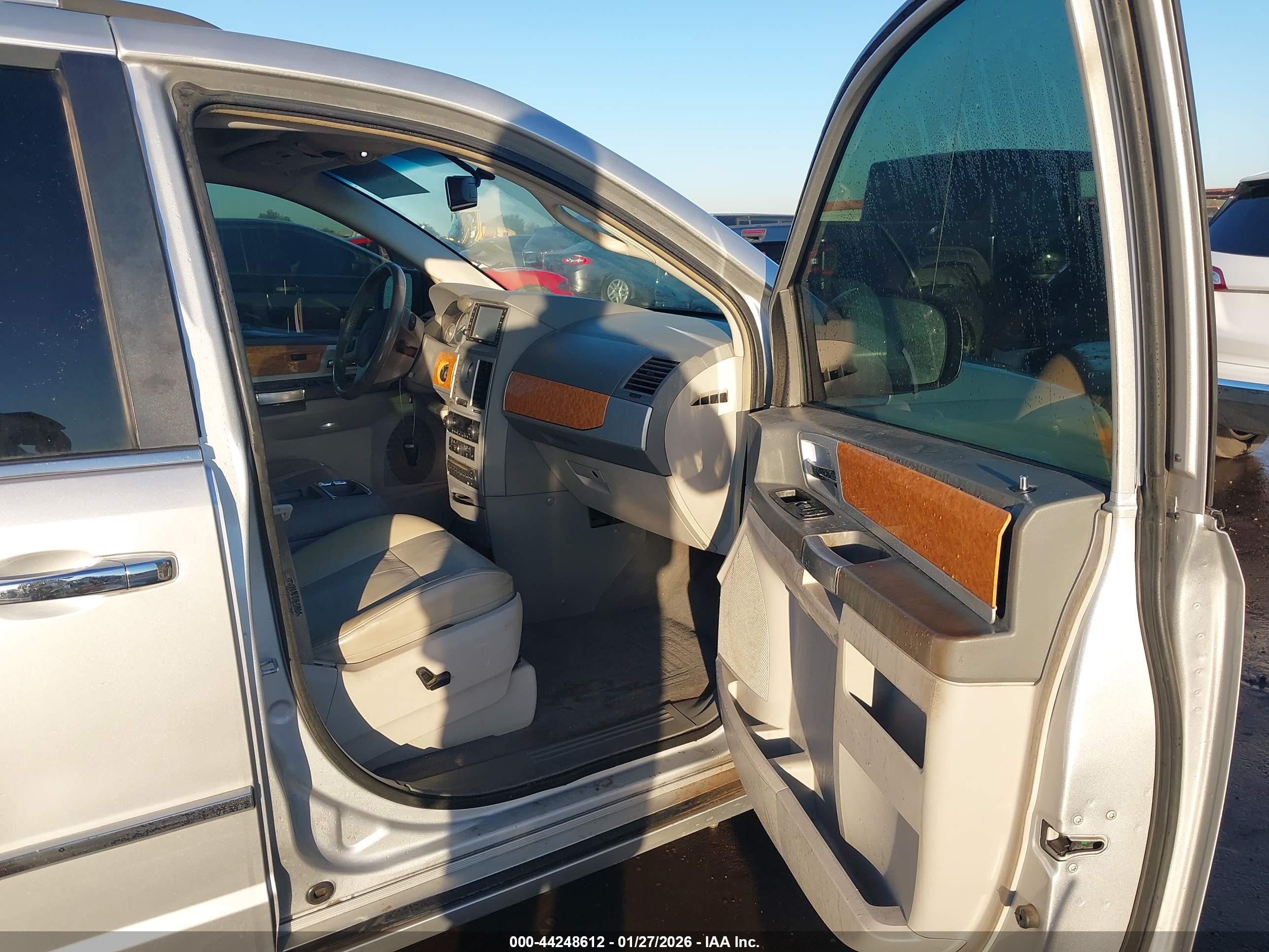 CHRYSLER TOWN image 5