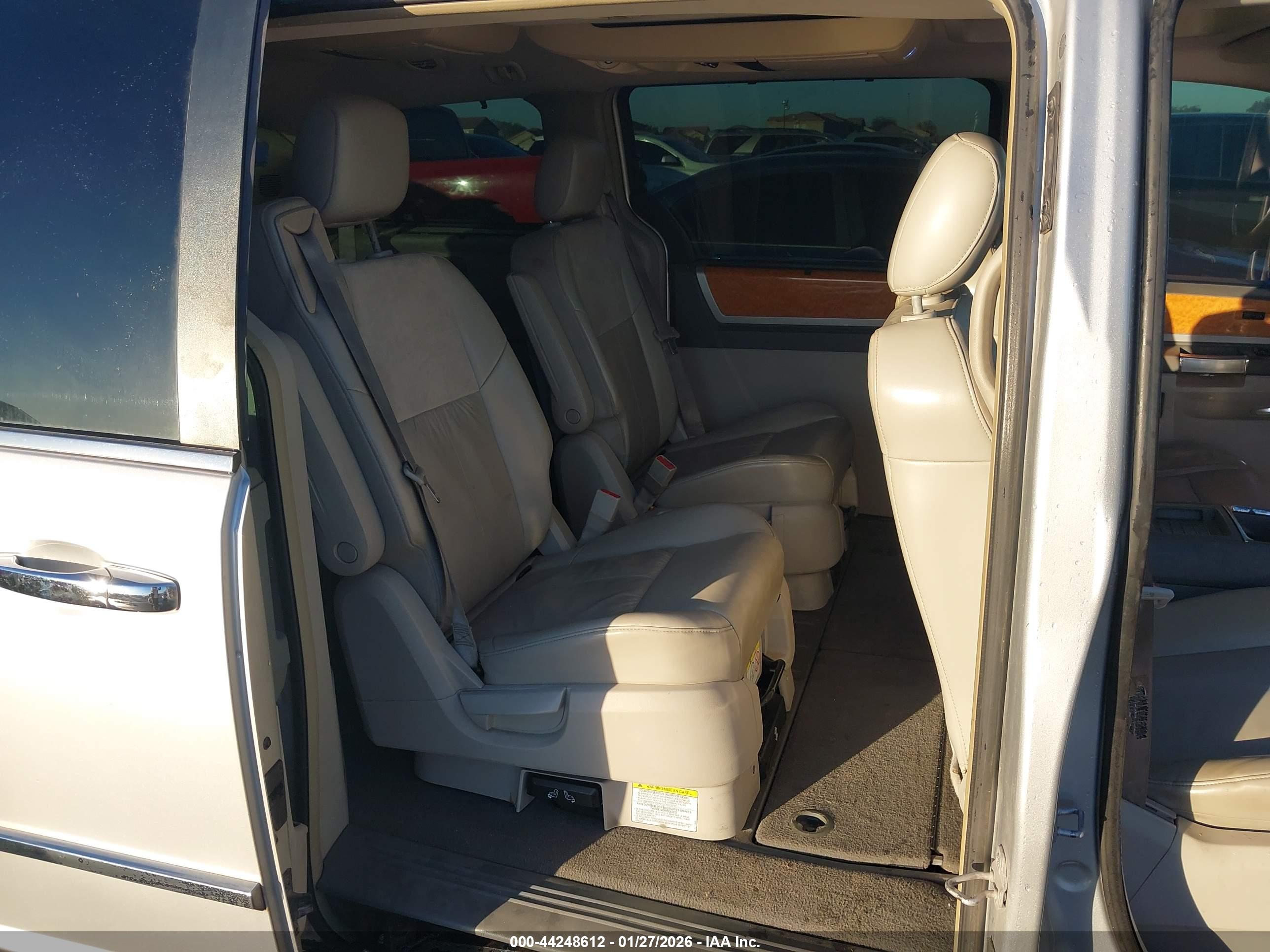 CHRYSLER TOWN image 8