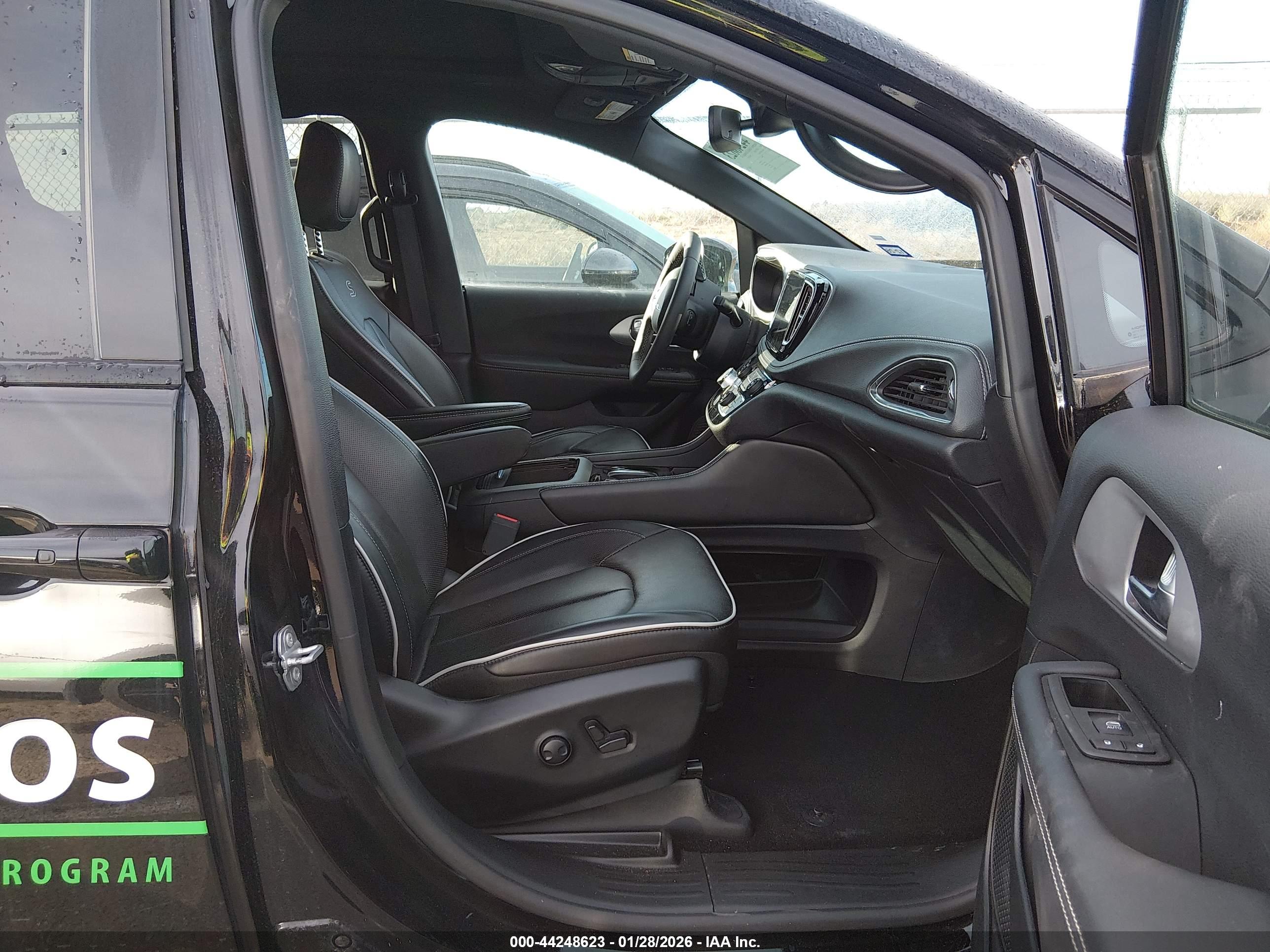 CHRYSLER PACIFICA image 5