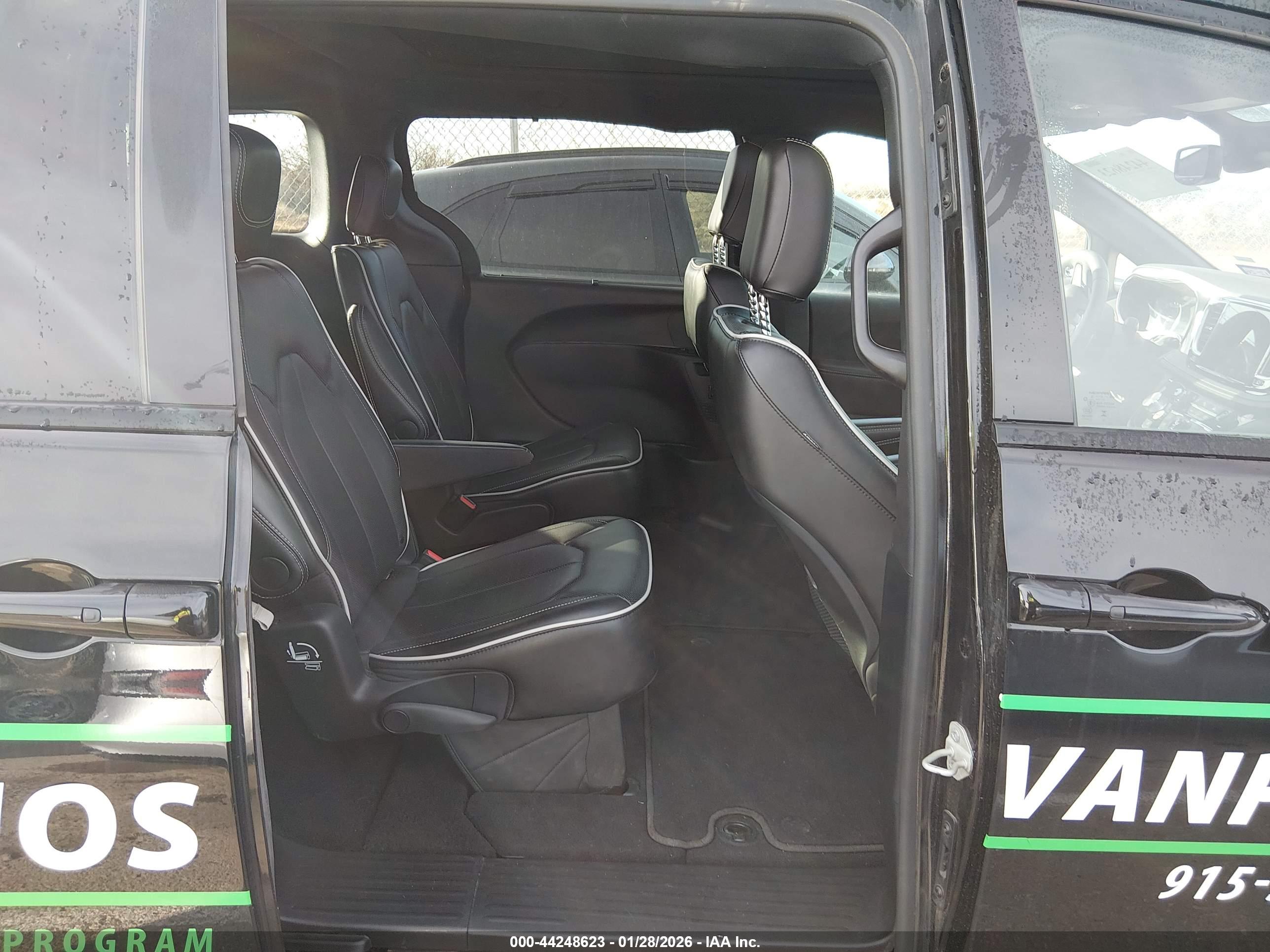 CHRYSLER PACIFICA image 8