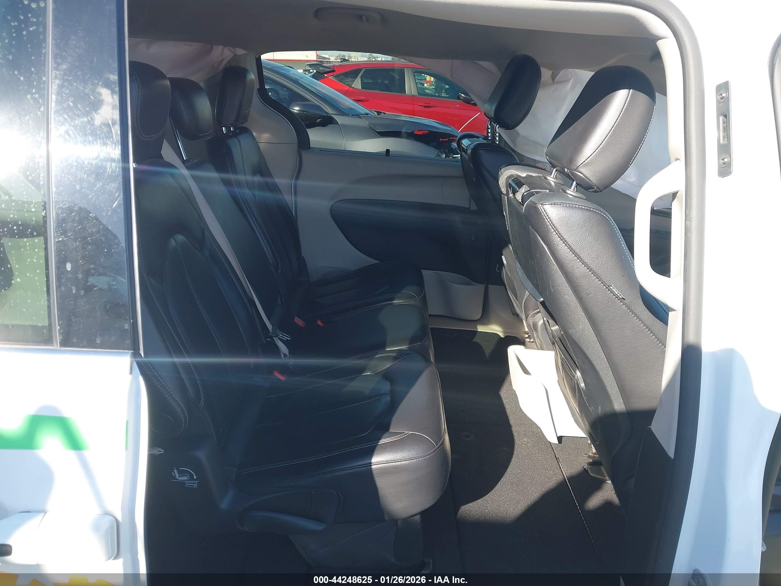 CHRYSLER PACIFICA image 8