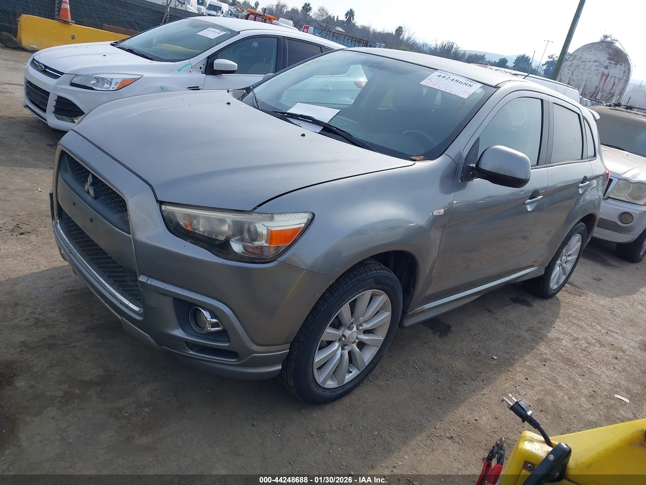 MITSUBISHI OUTLANDER image 2