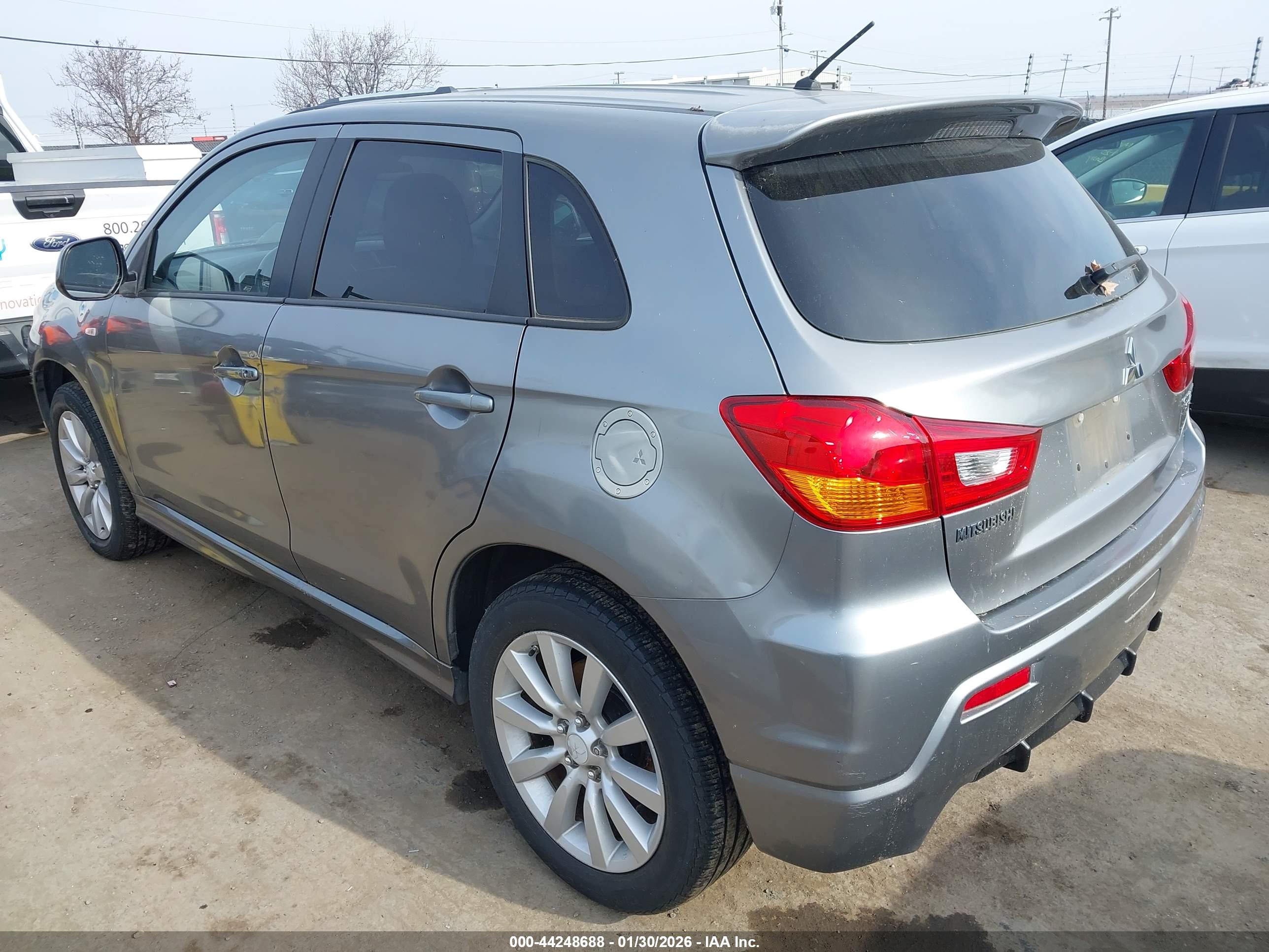 MITSUBISHI OUTLANDER image 3