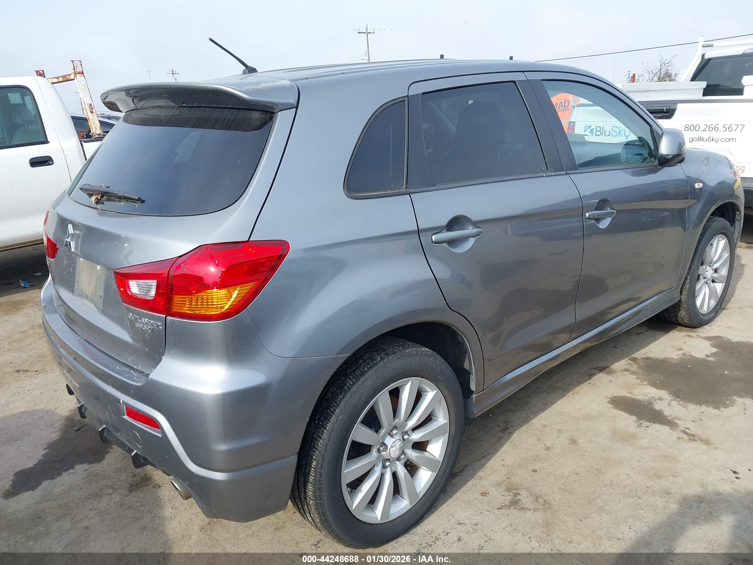 MITSUBISHI OUTLANDER image 4