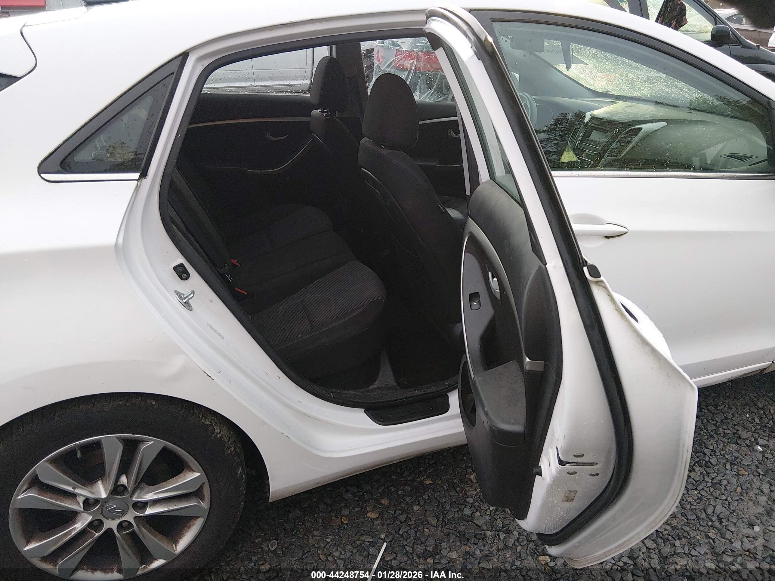 HYUNDAI ELANTRA image 8