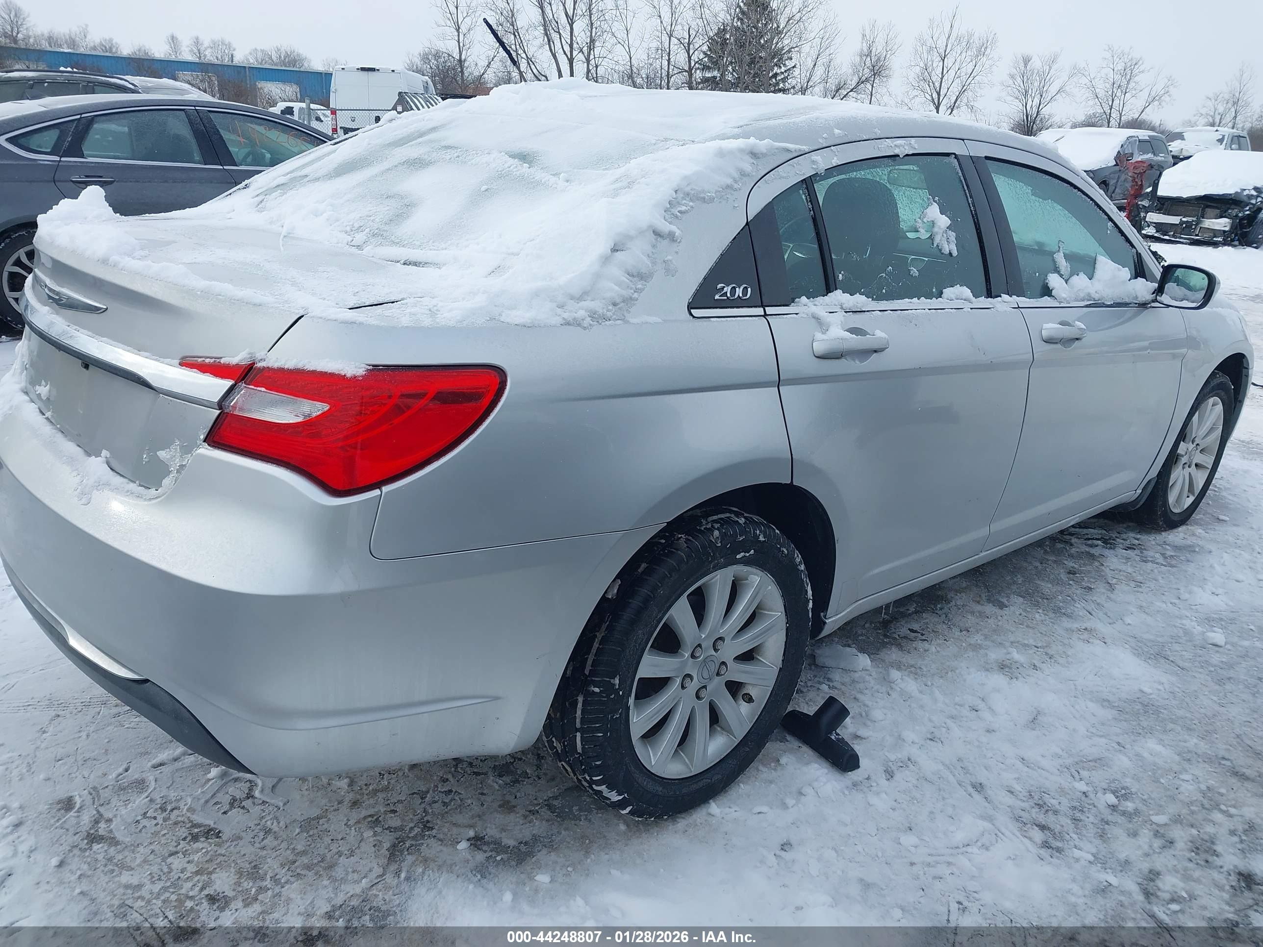 CHRYSLER 200 image 4