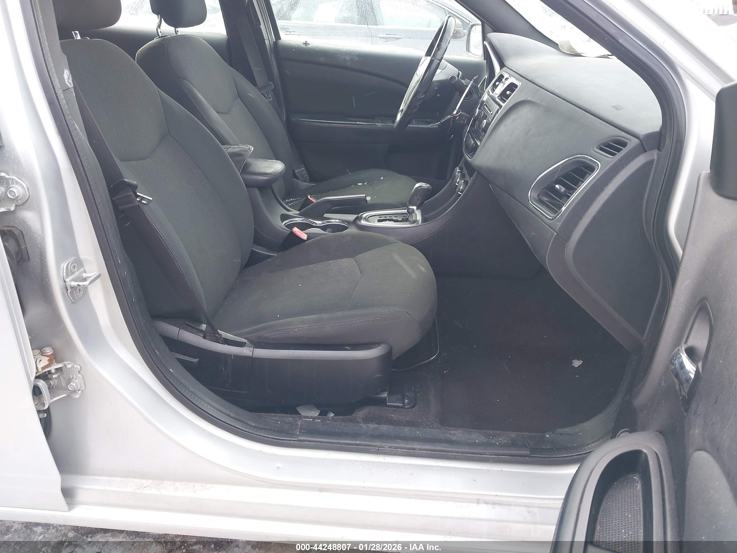 CHRYSLER 200 image 5