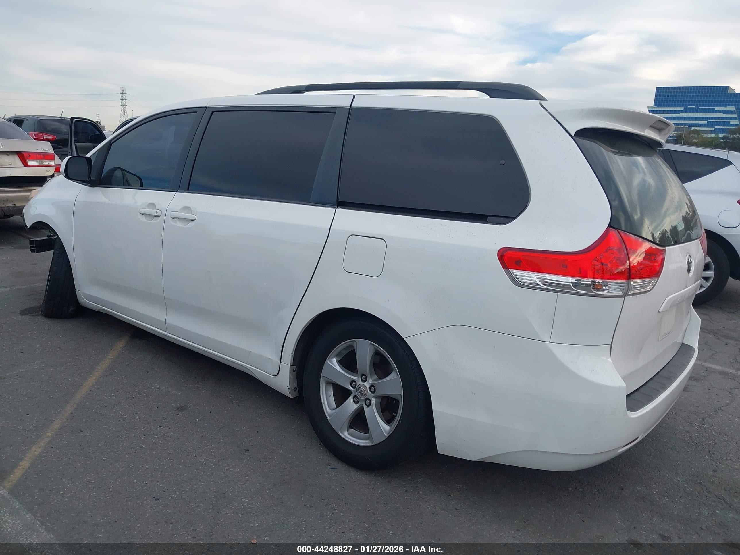 TOYOTA SIENNA image 3
