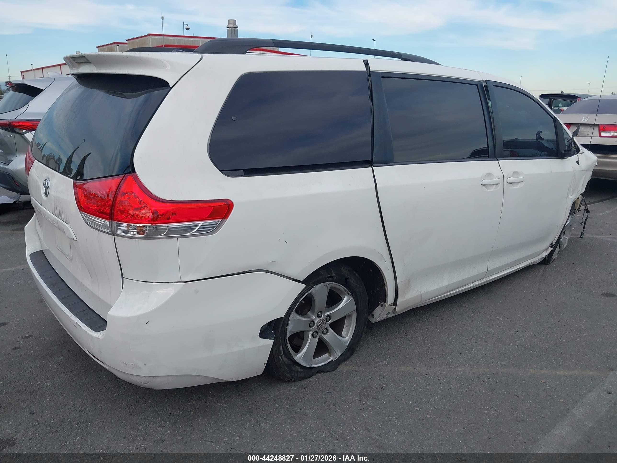 TOYOTA SIENNA image 4