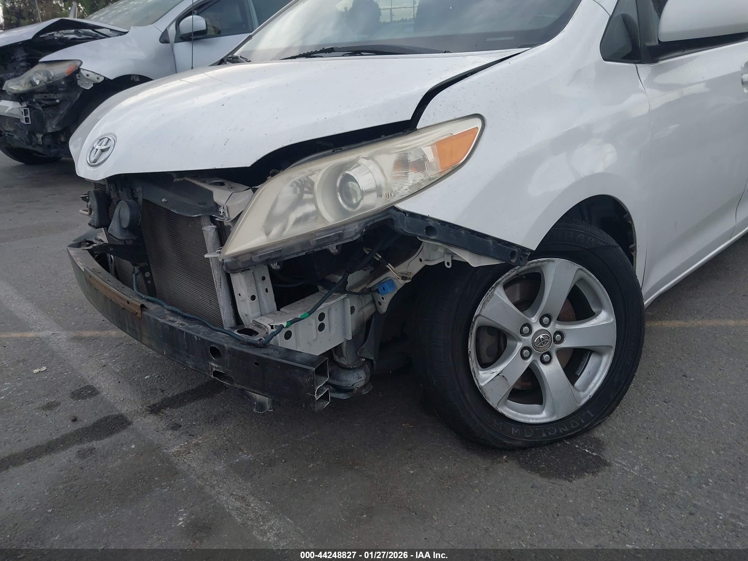 TOYOTA SIENNA image 6