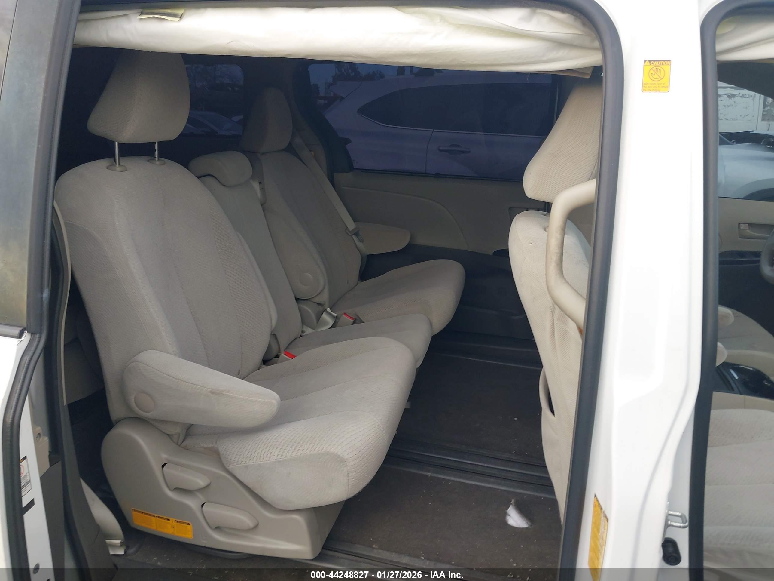 TOYOTA SIENNA image 8