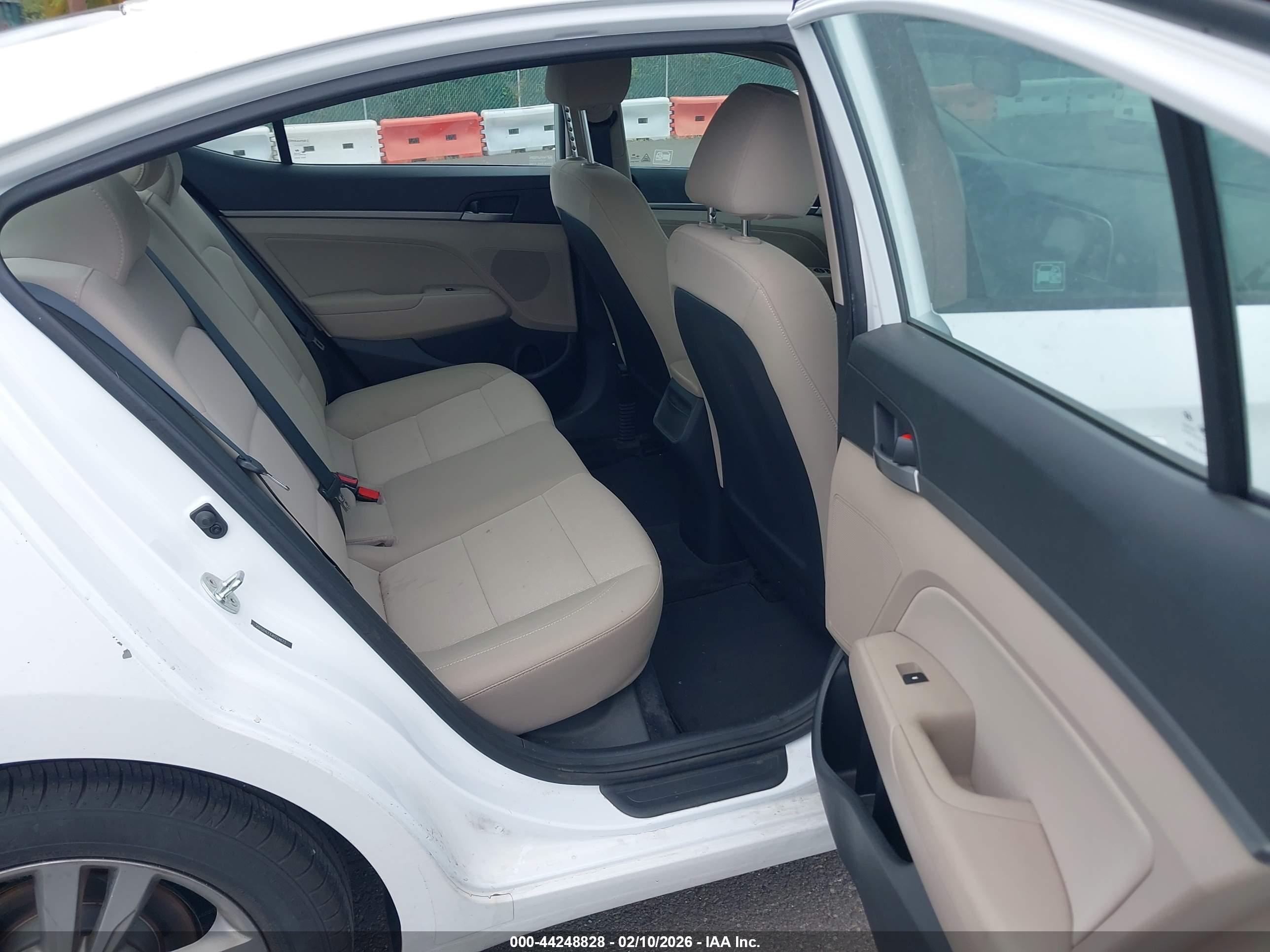 HYUNDAI ELANTRA image 8