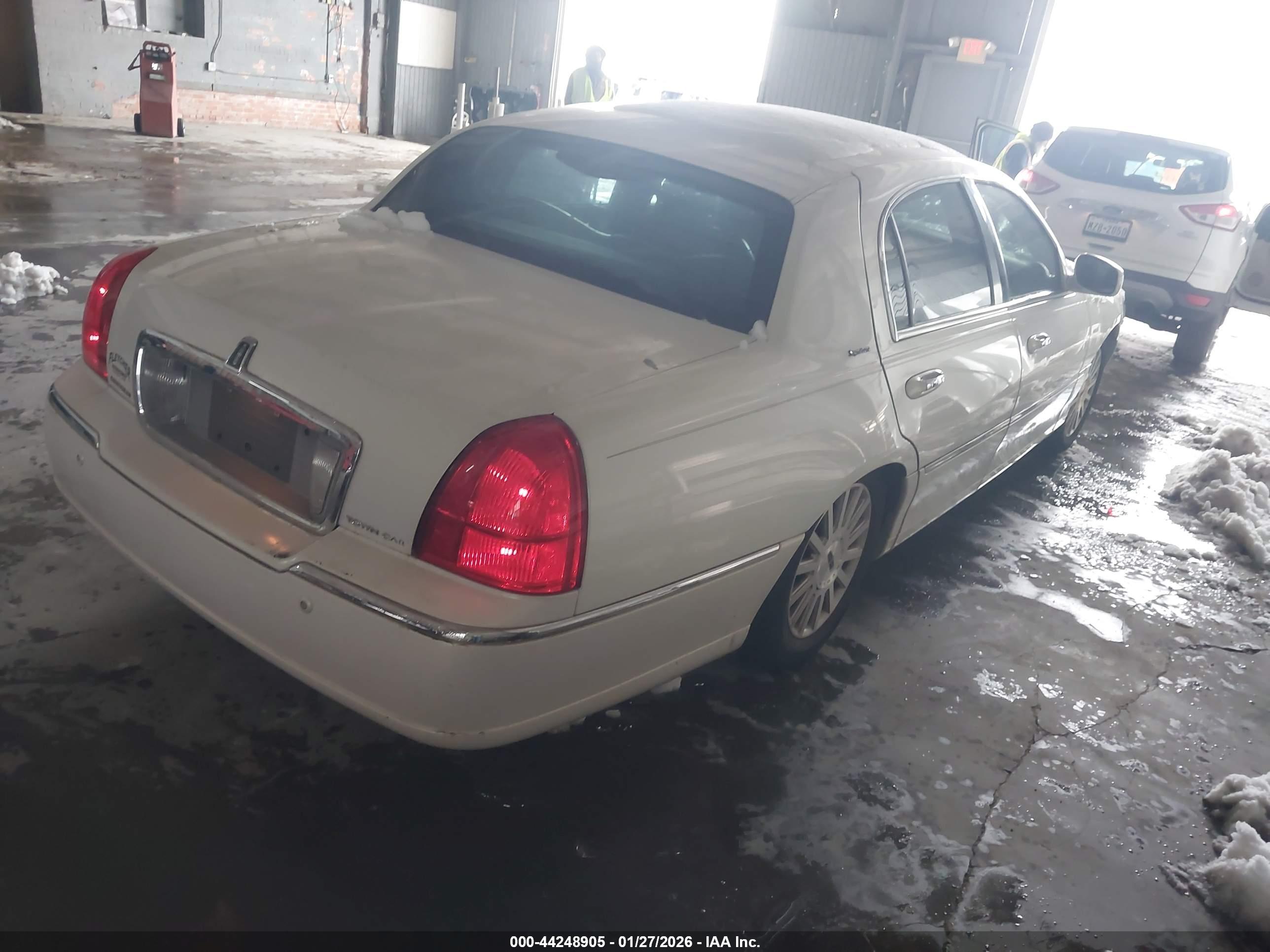 LINCOLN TOWN image 4