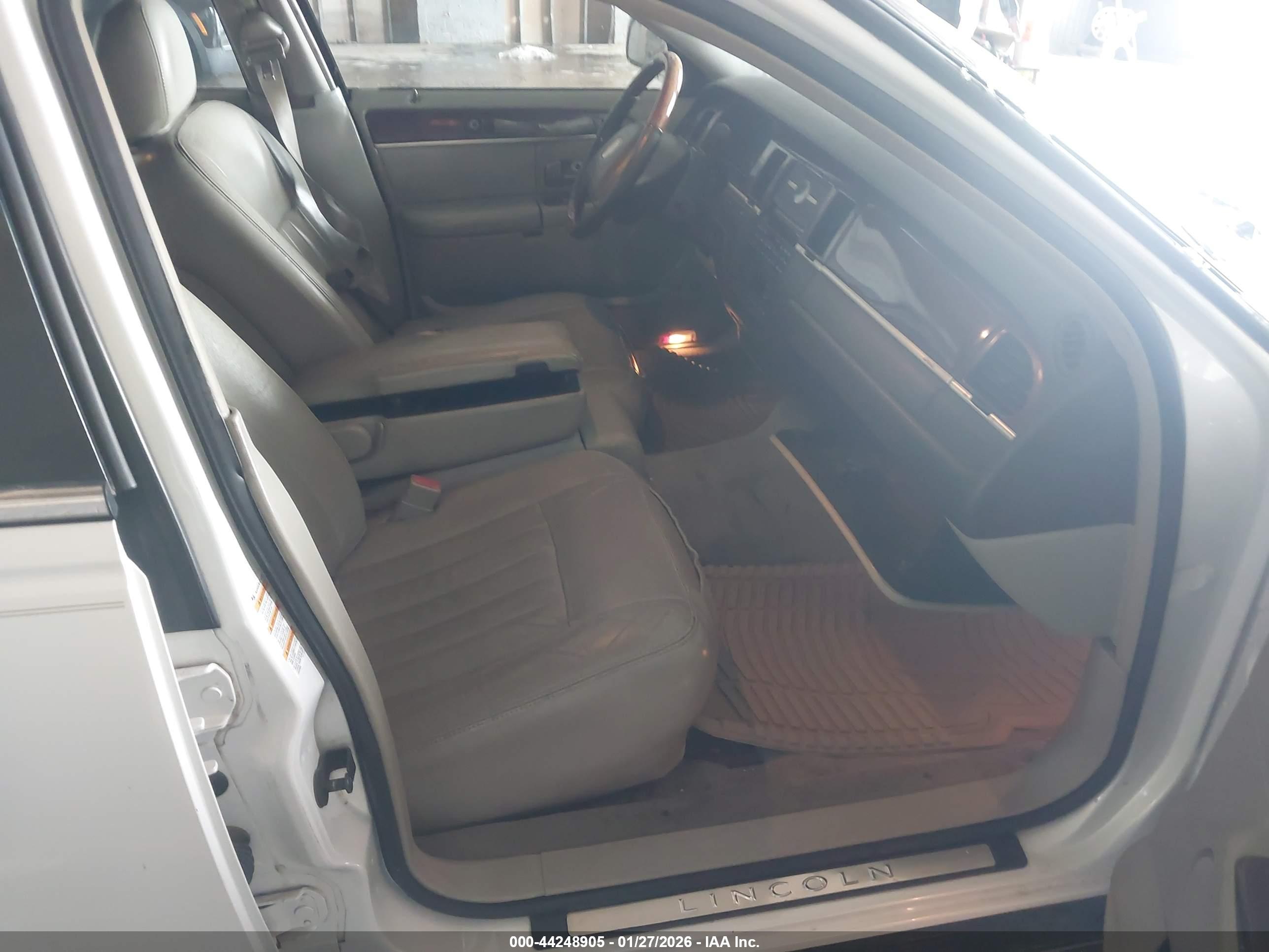 LINCOLN TOWN image 5