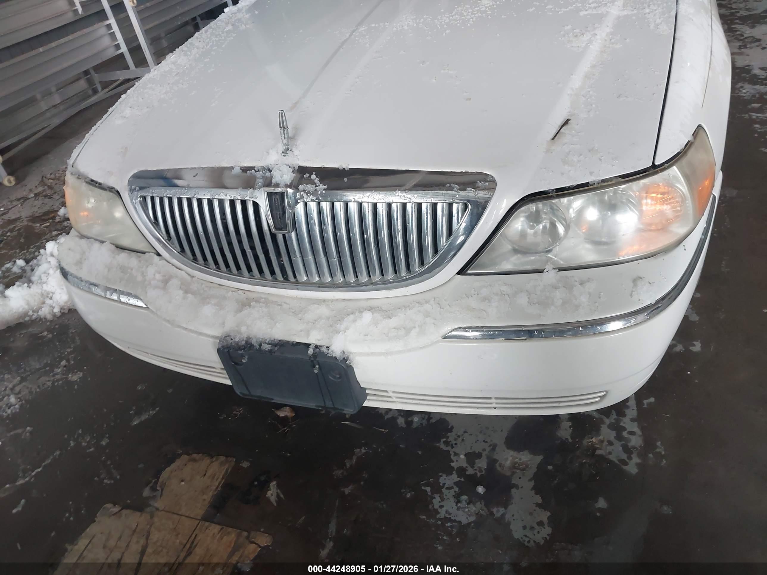 LINCOLN TOWN image 6