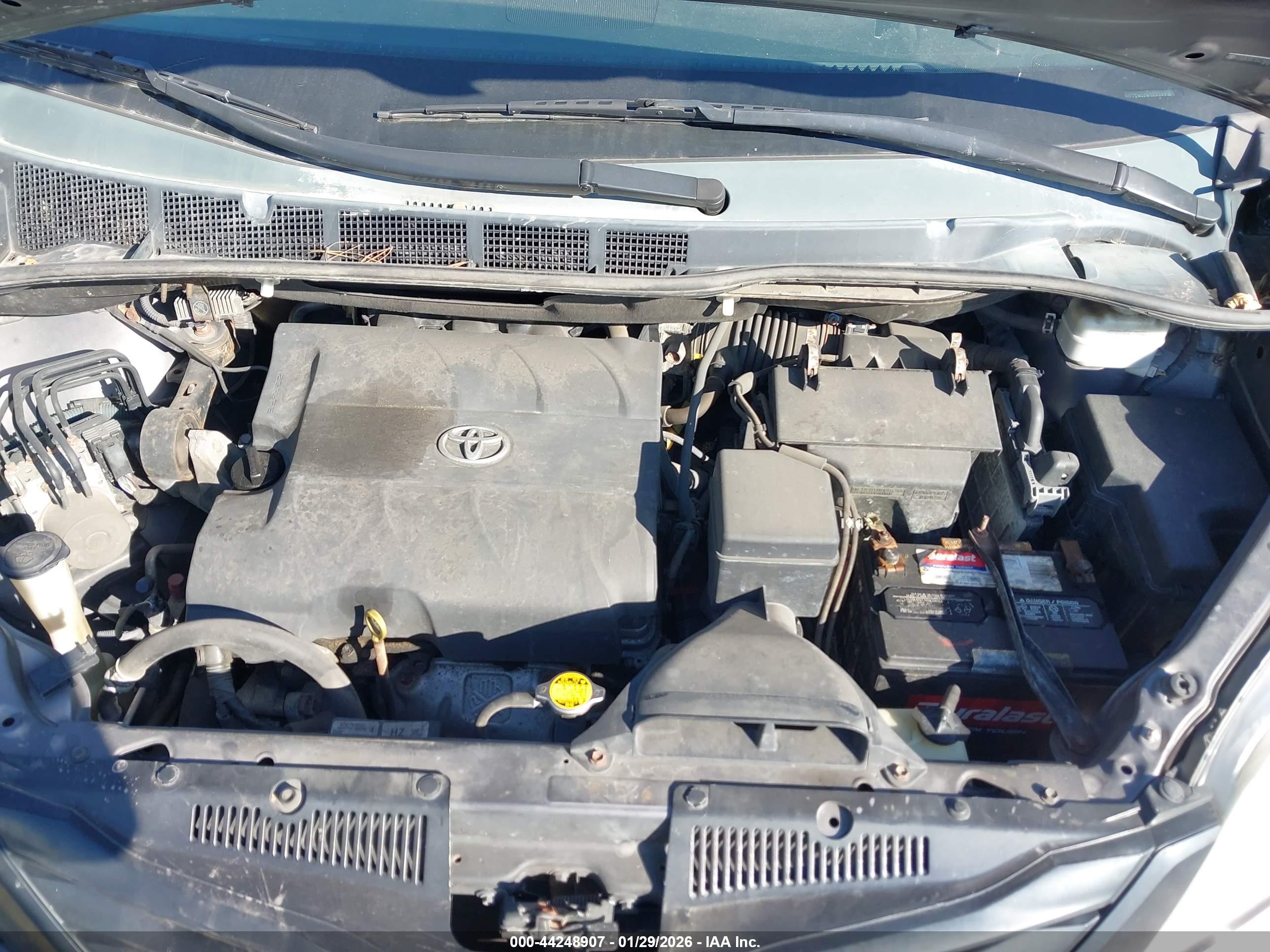TOYOTA SIENNA image 10