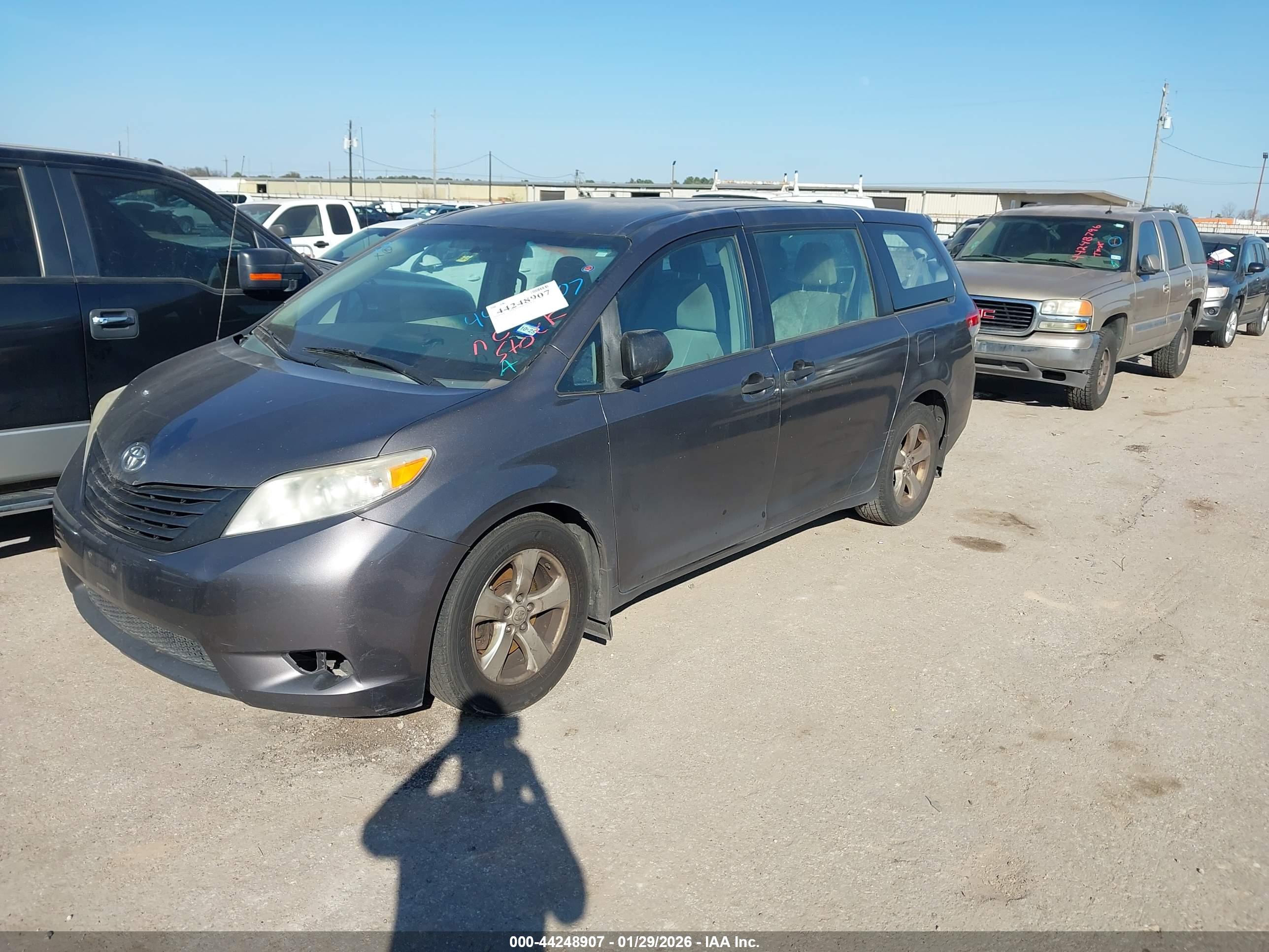 TOYOTA SIENNA image 2