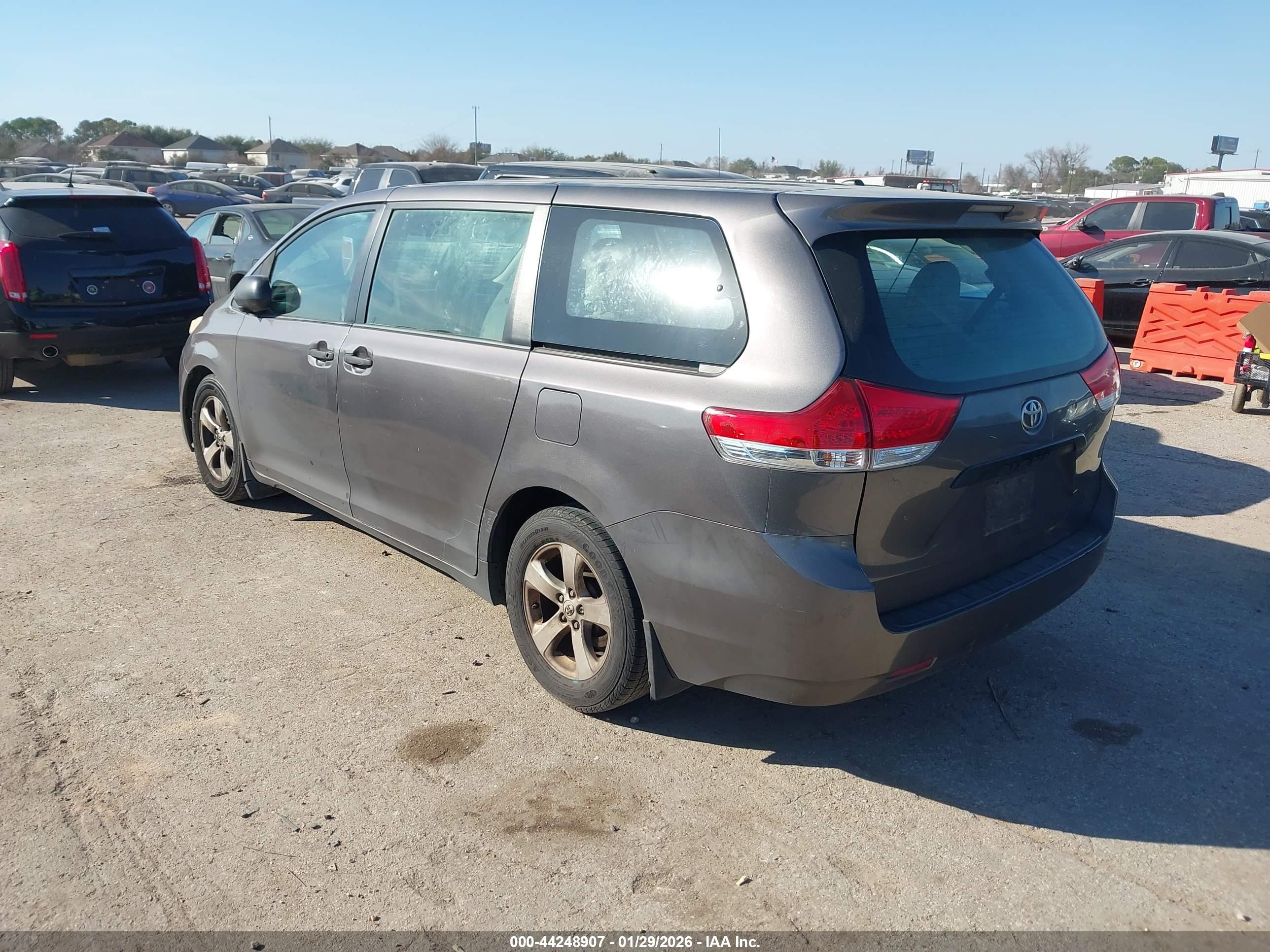 TOYOTA SIENNA image 3