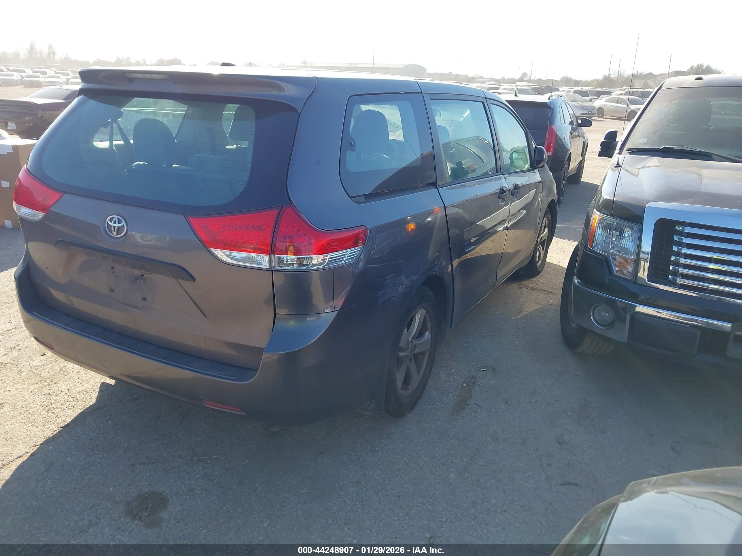 TOYOTA SIENNA image 4