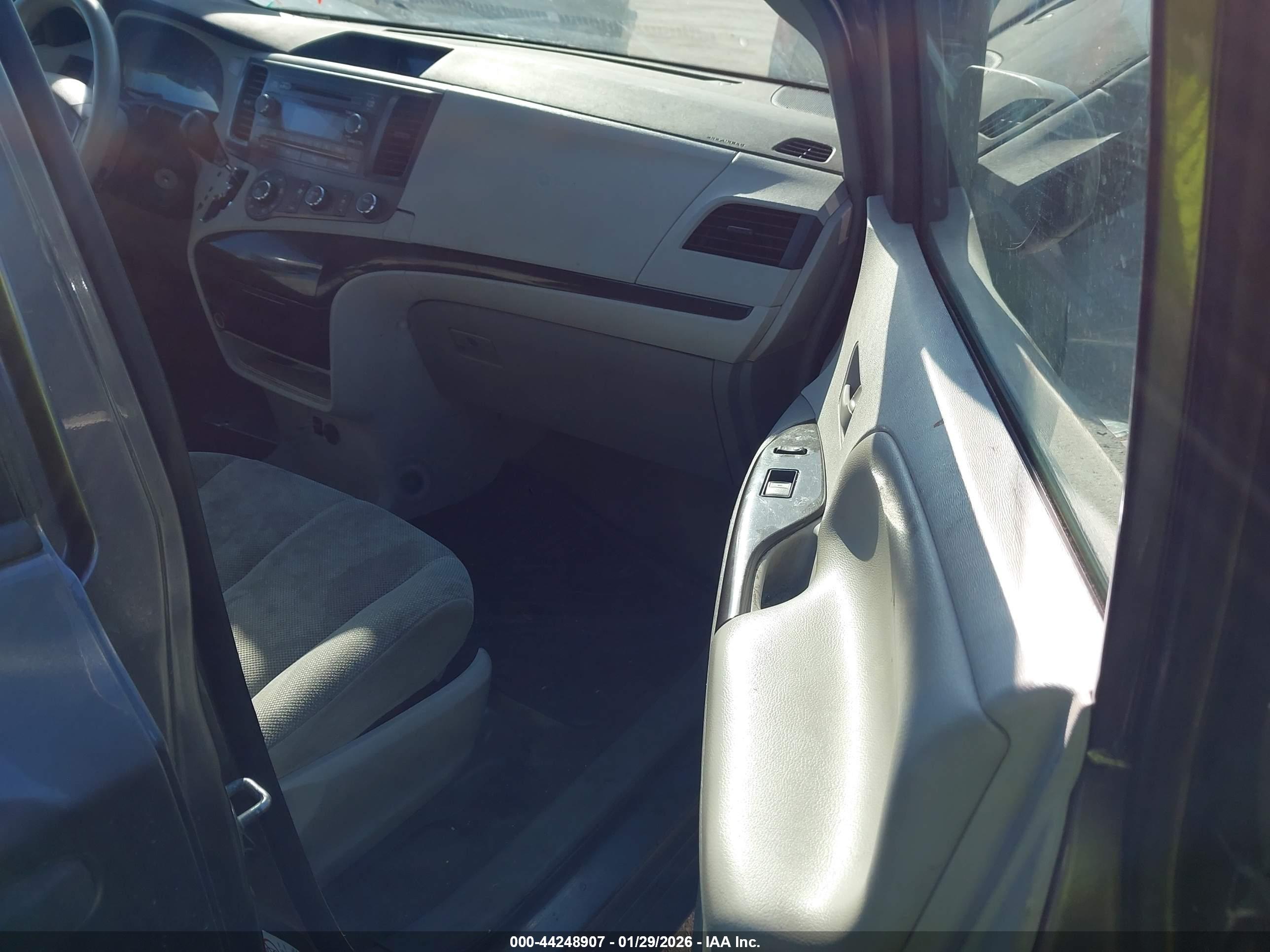 TOYOTA SIENNA image 5