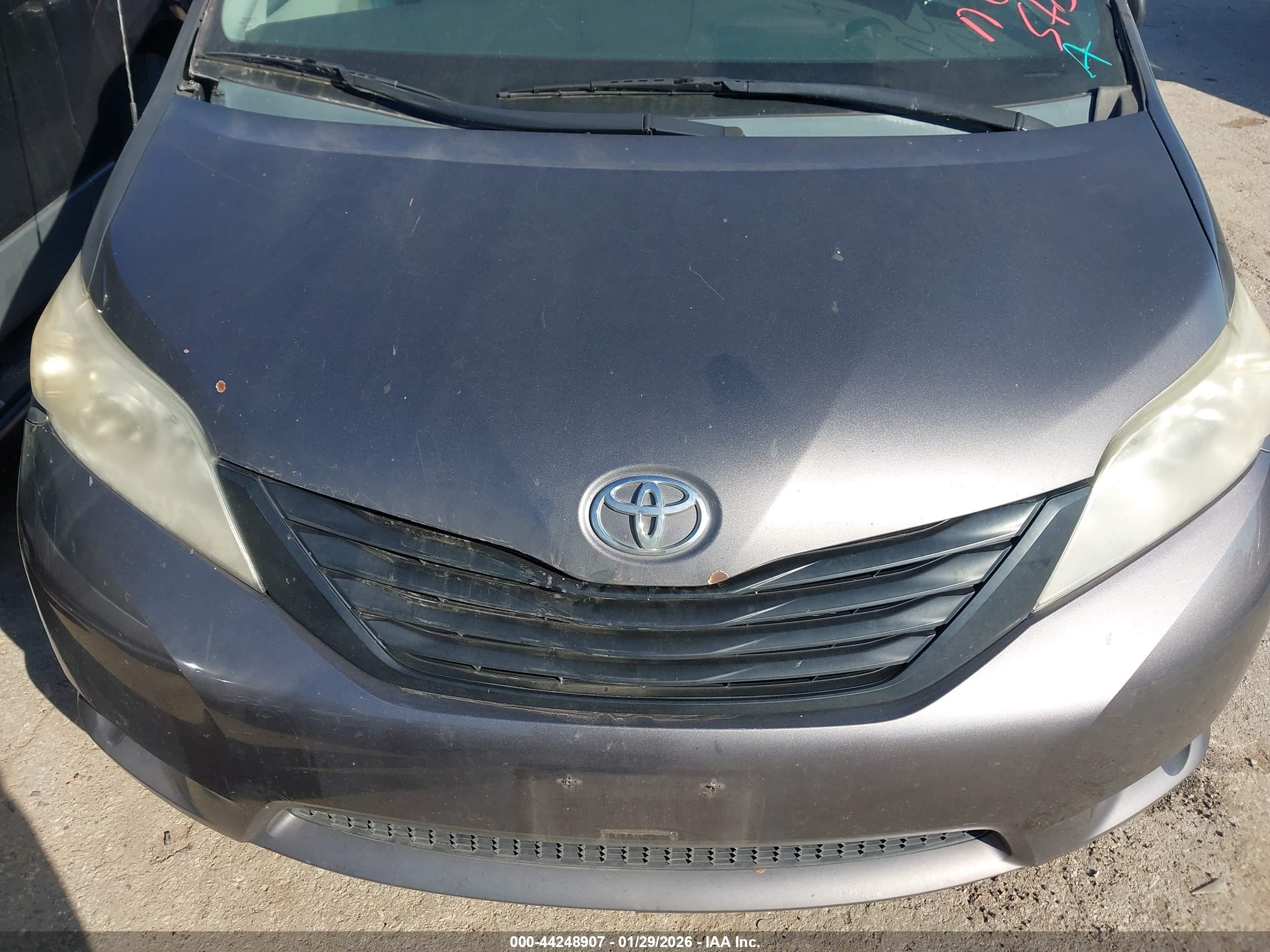 TOYOTA SIENNA image 6