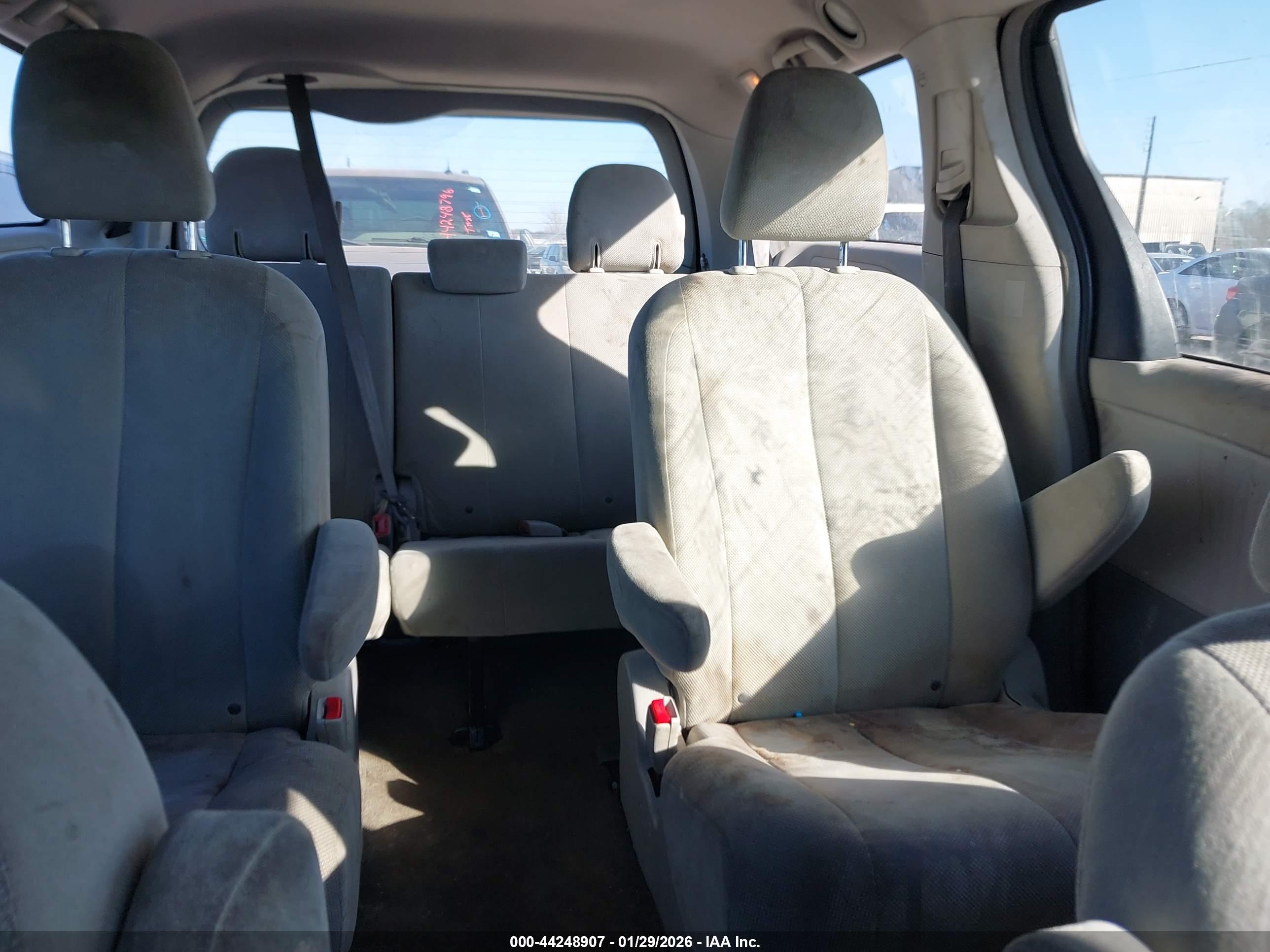 TOYOTA SIENNA image 8