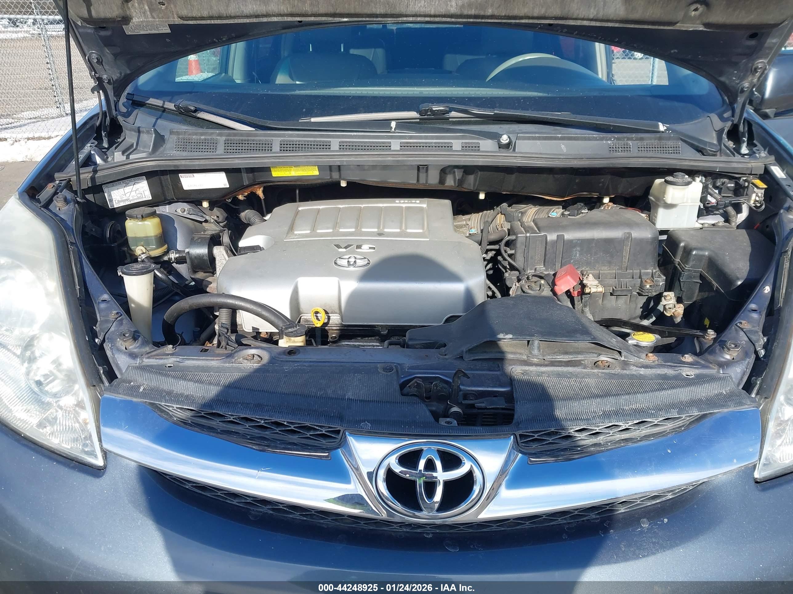 TOYOTA SIENNA image 10
