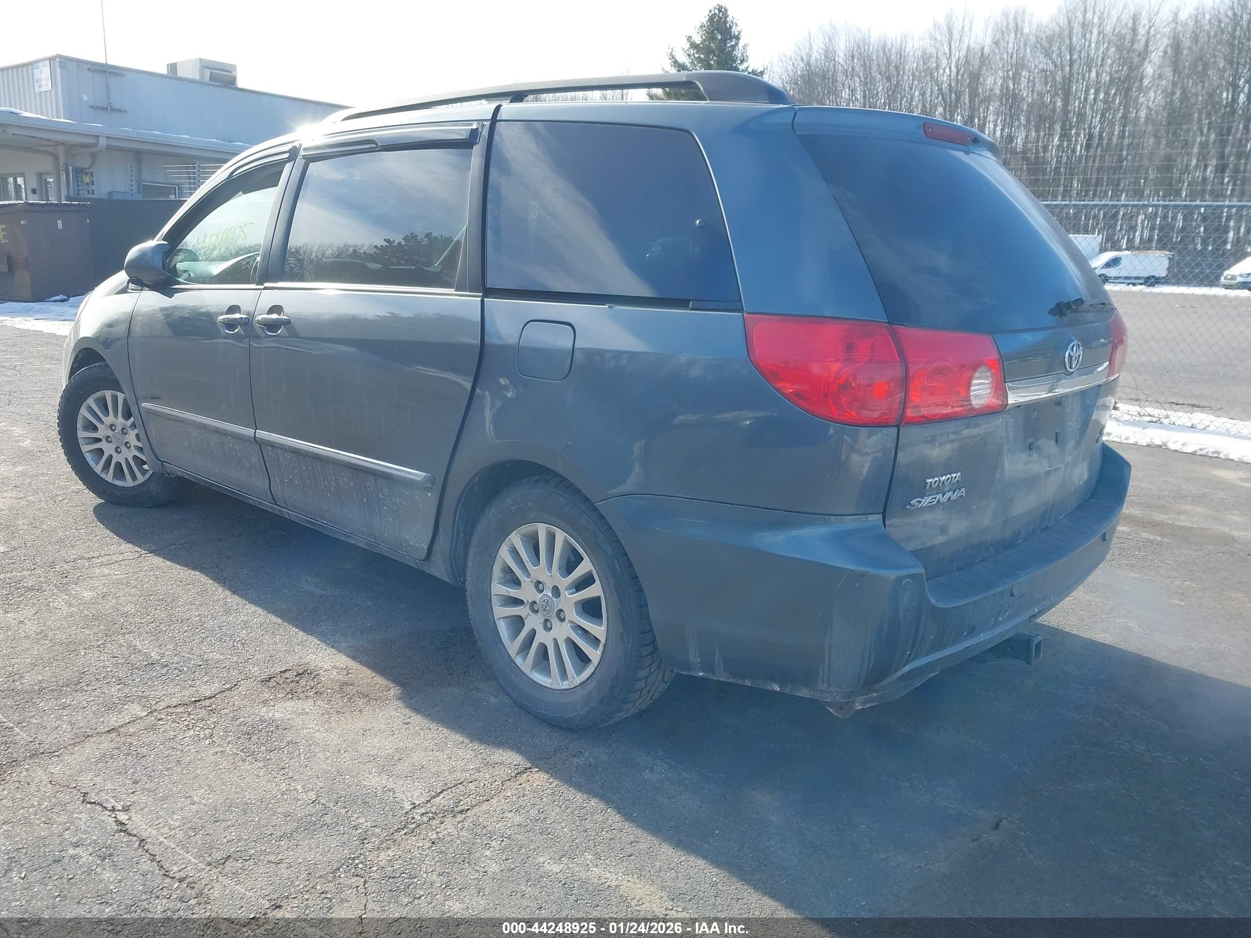 TOYOTA SIENNA image 3