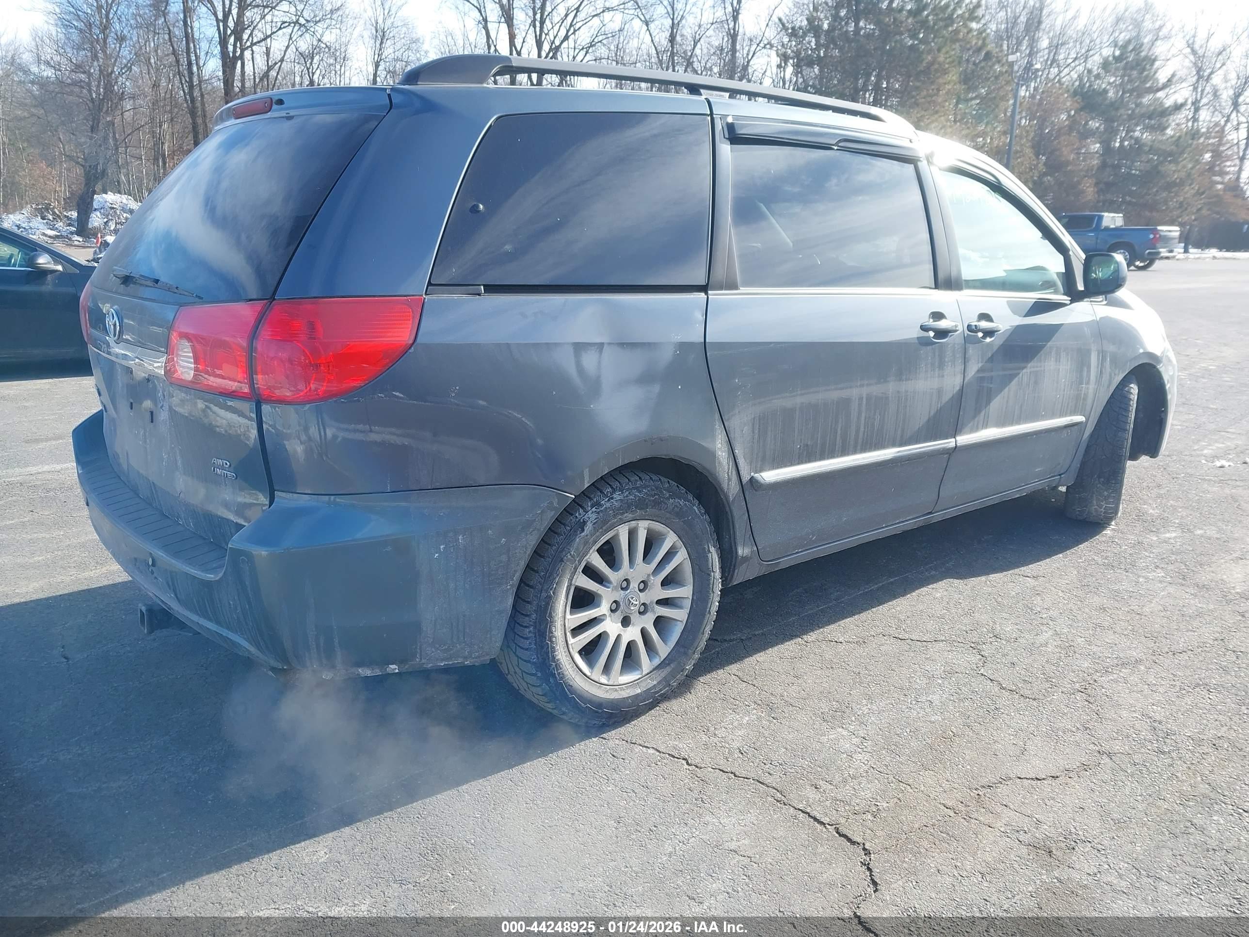 TOYOTA SIENNA image 4