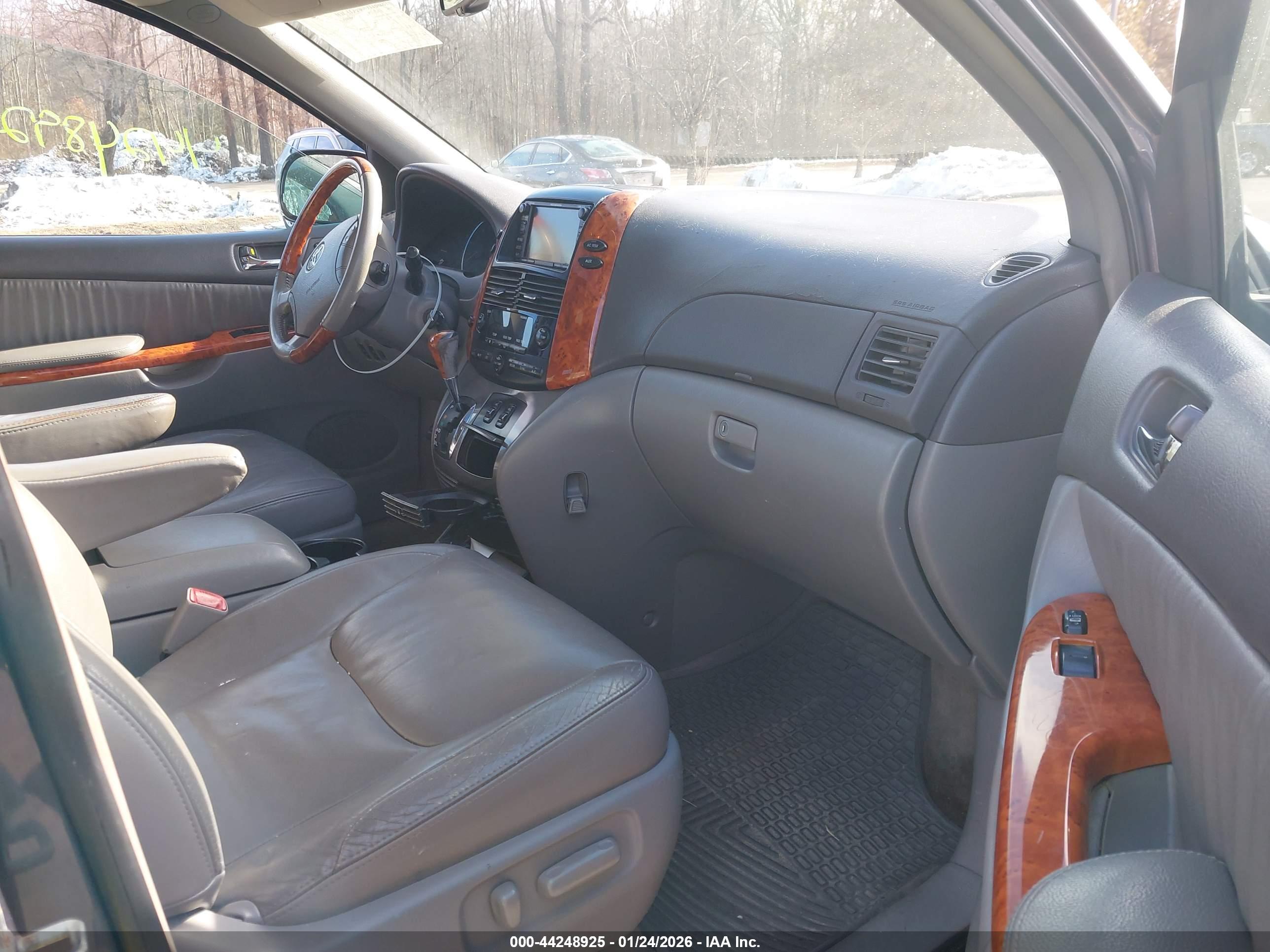 TOYOTA SIENNA image 5
