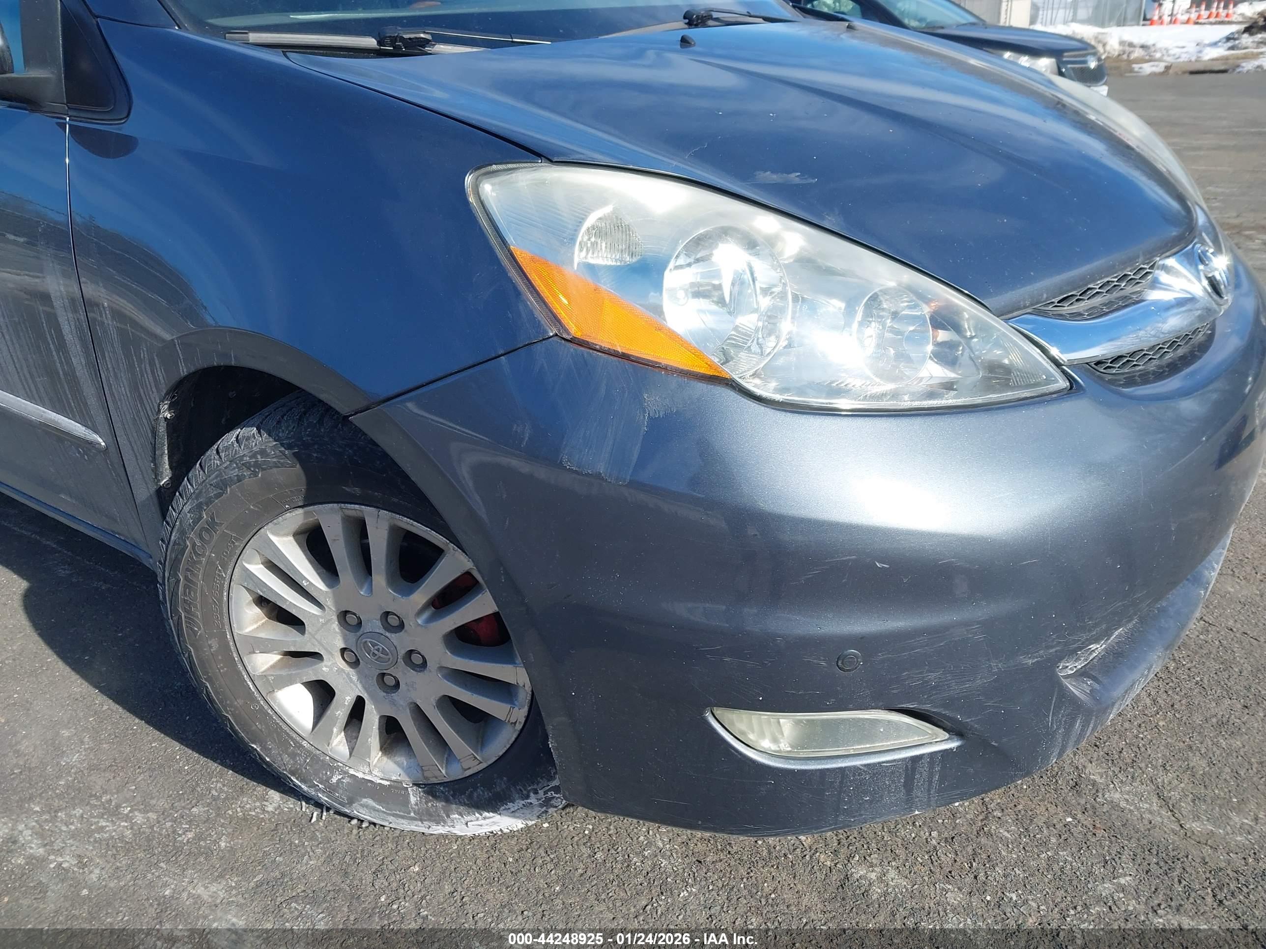 TOYOTA SIENNA image 6