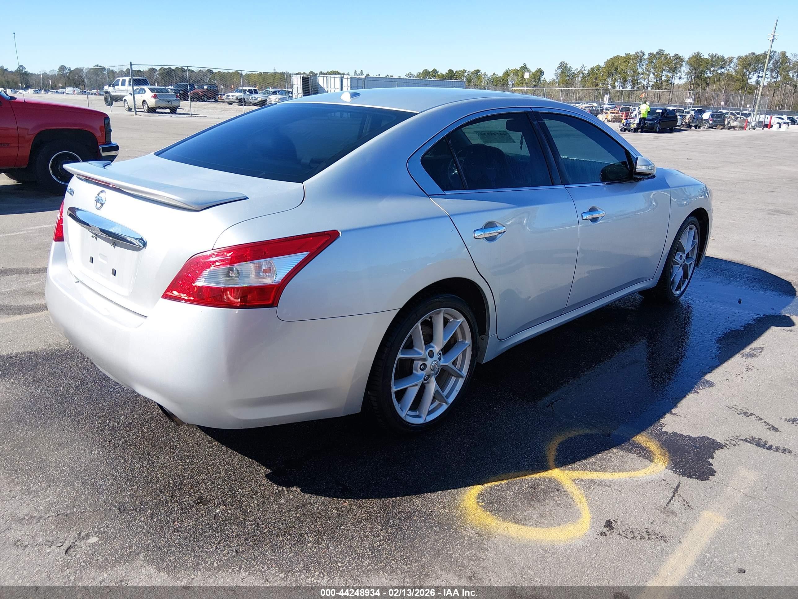NISSAN MAXIMA image 4