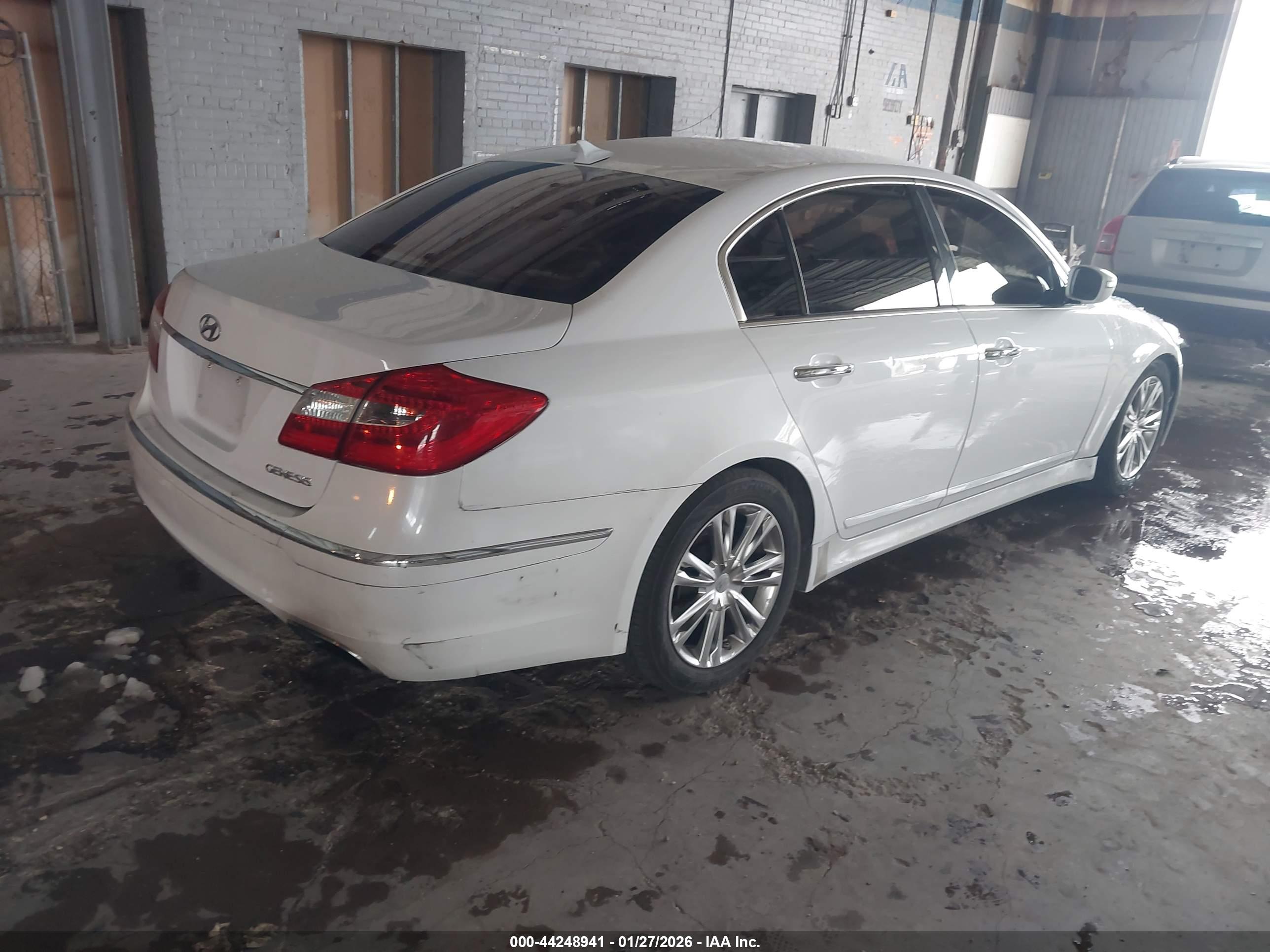 HYUNDAI GENESIS image 4