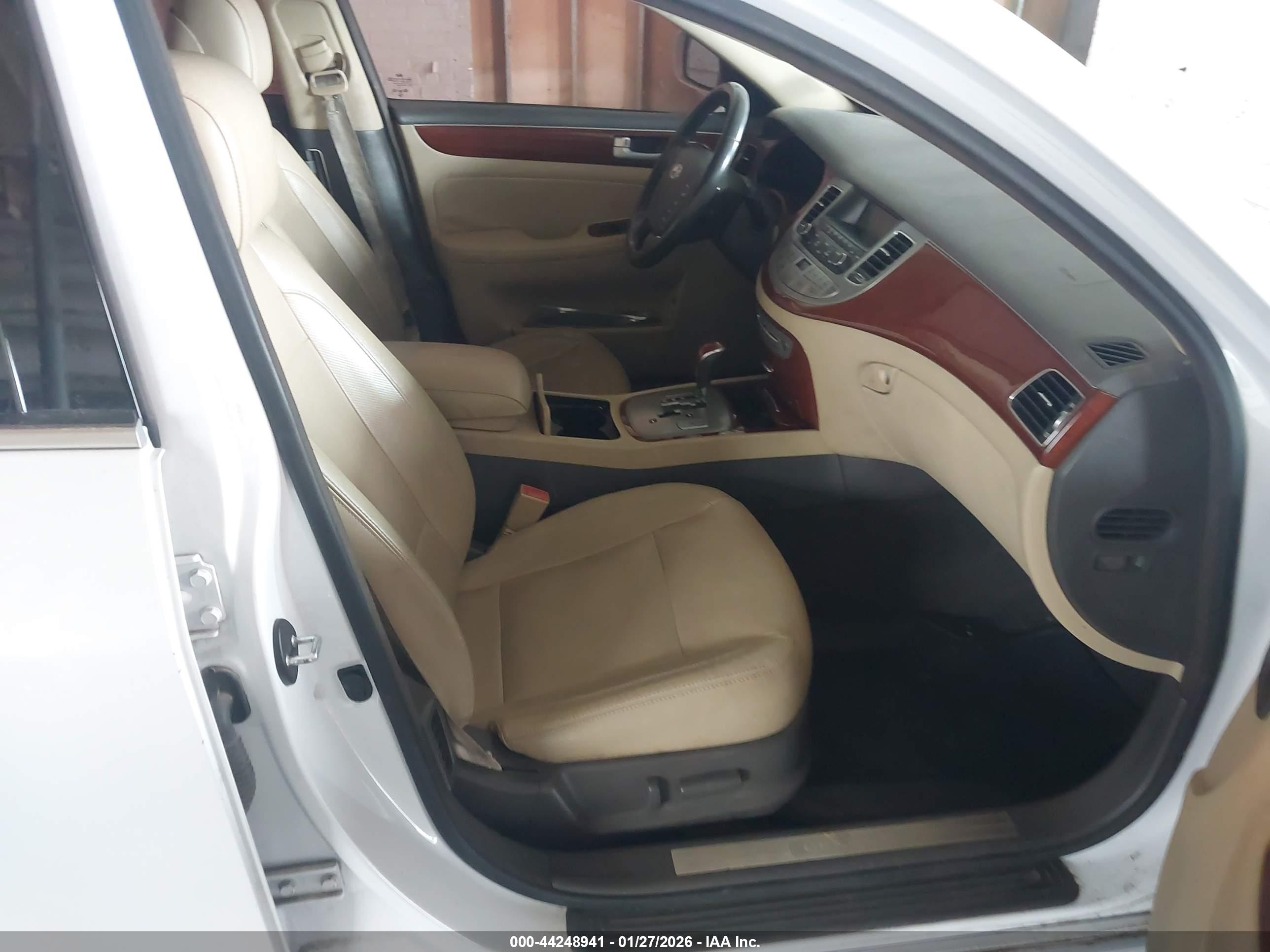 HYUNDAI GENESIS image 5