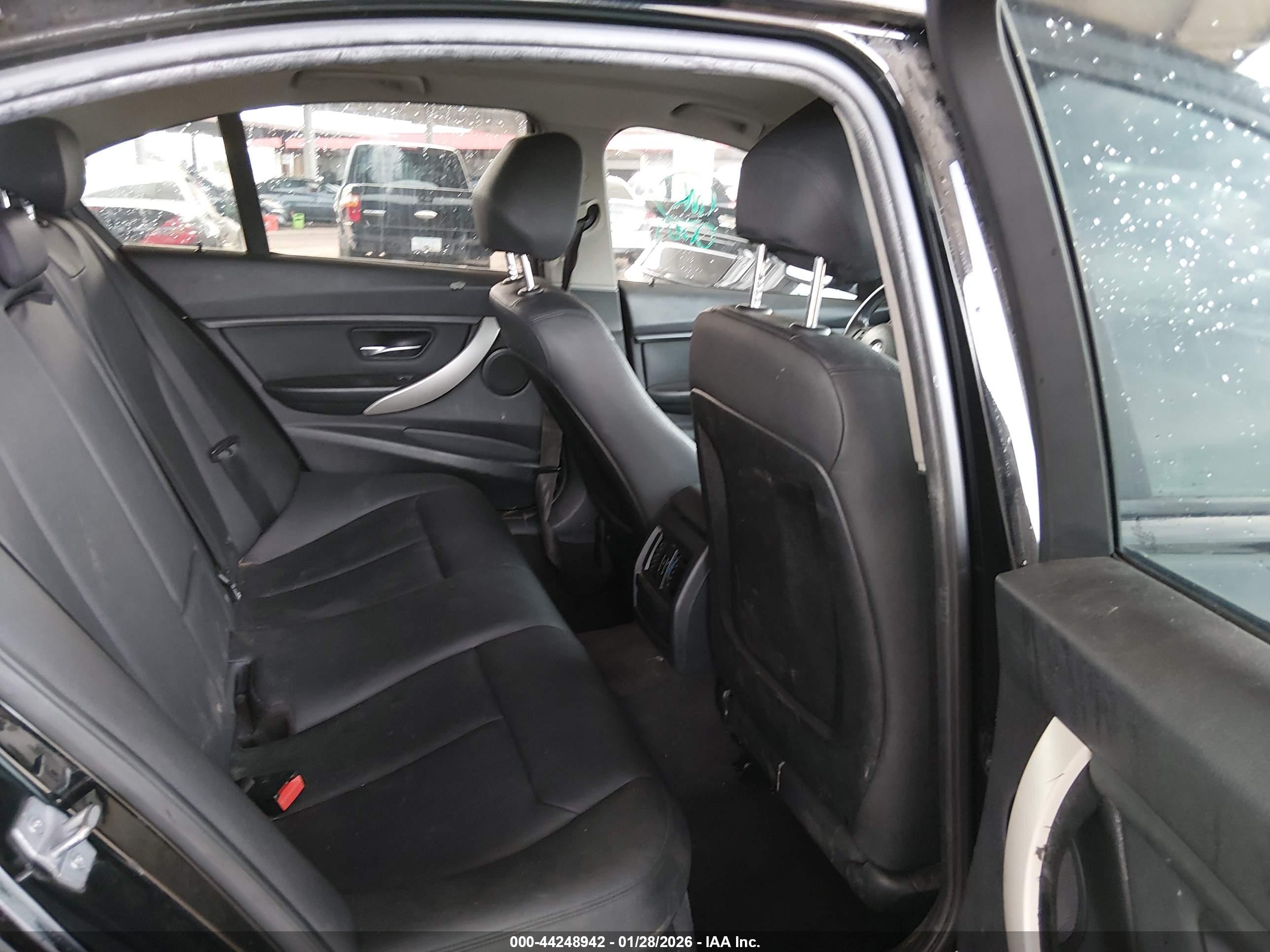 BMW 320I image 8