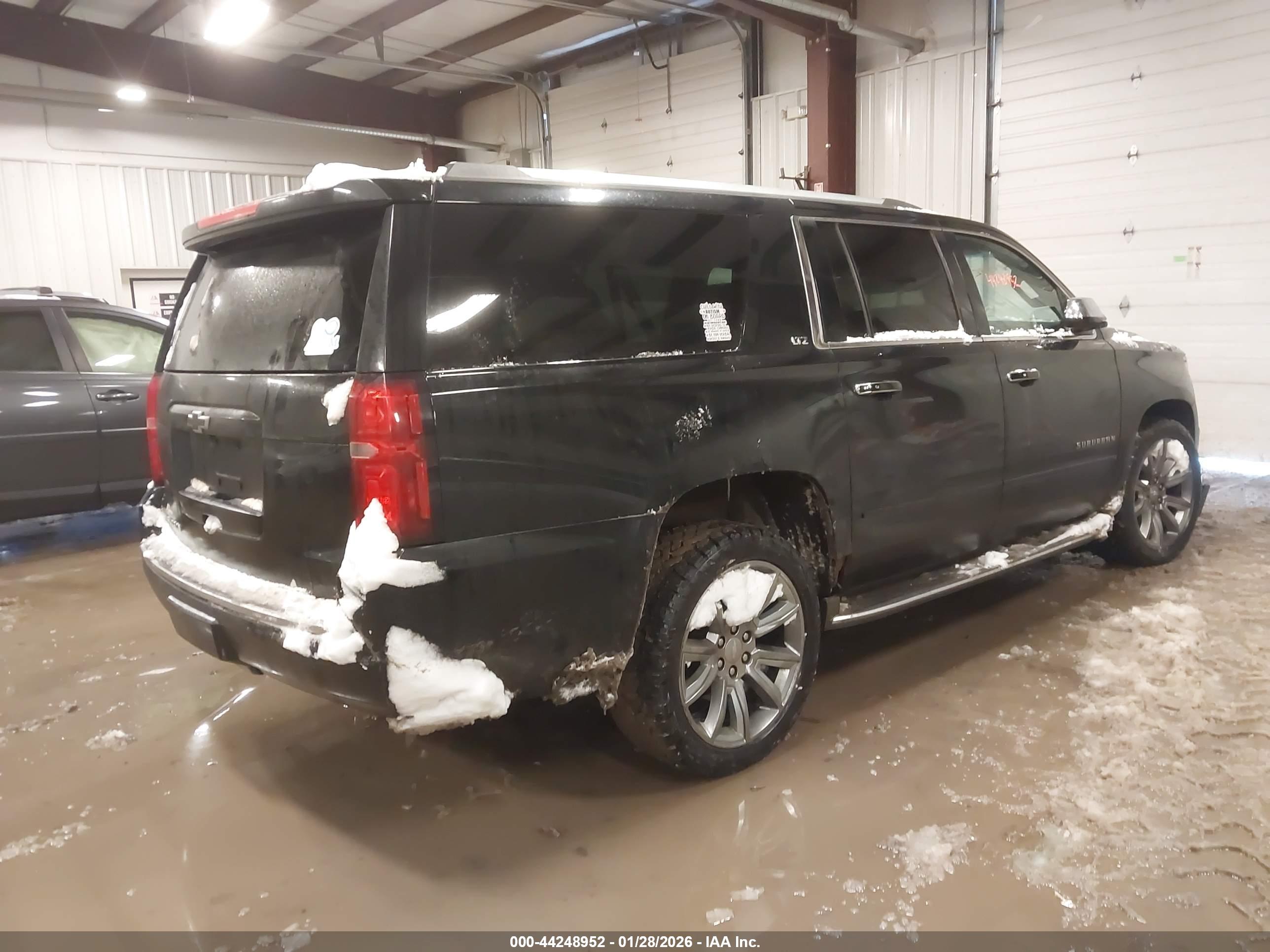 CHEVROLET SUBURBAN image 4