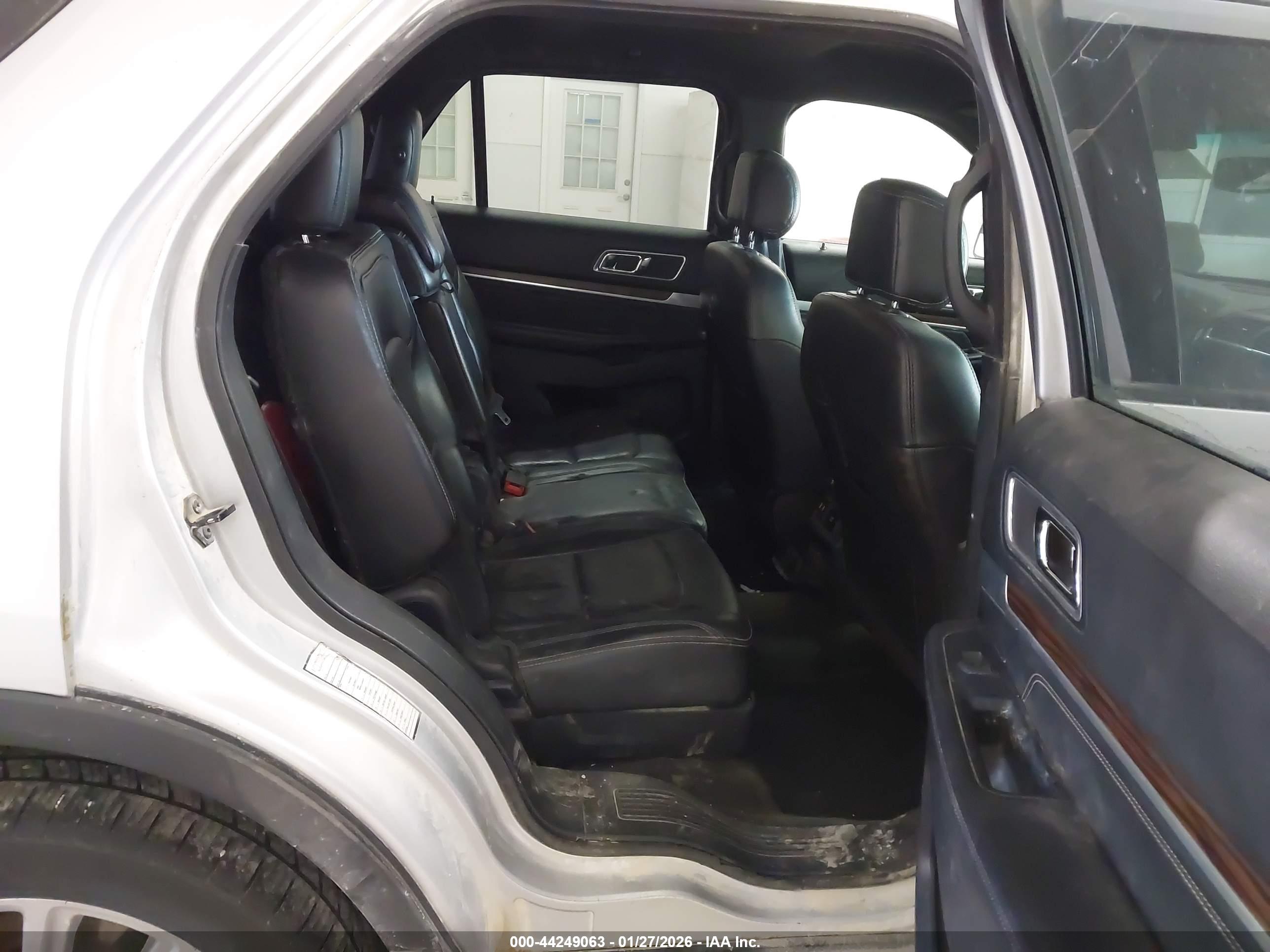 FORD EXPLORER image 8