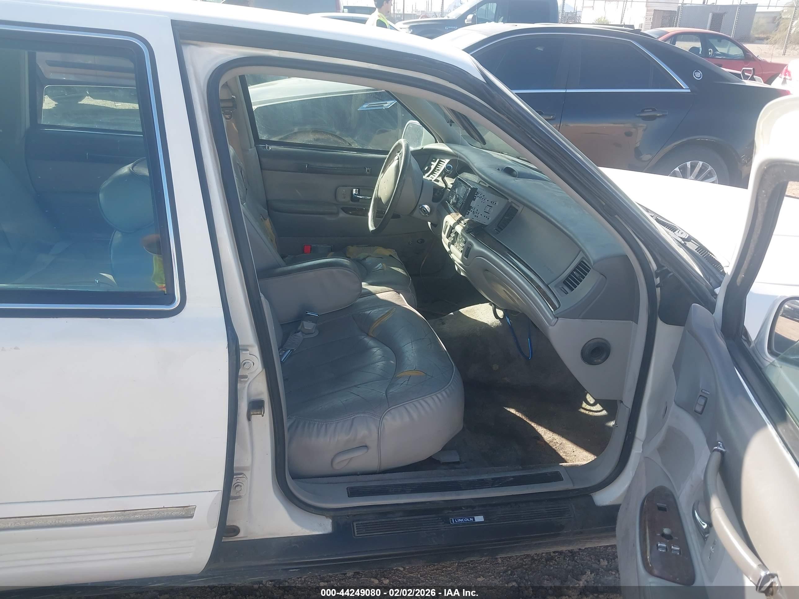 LINCOLN TOWN image 5